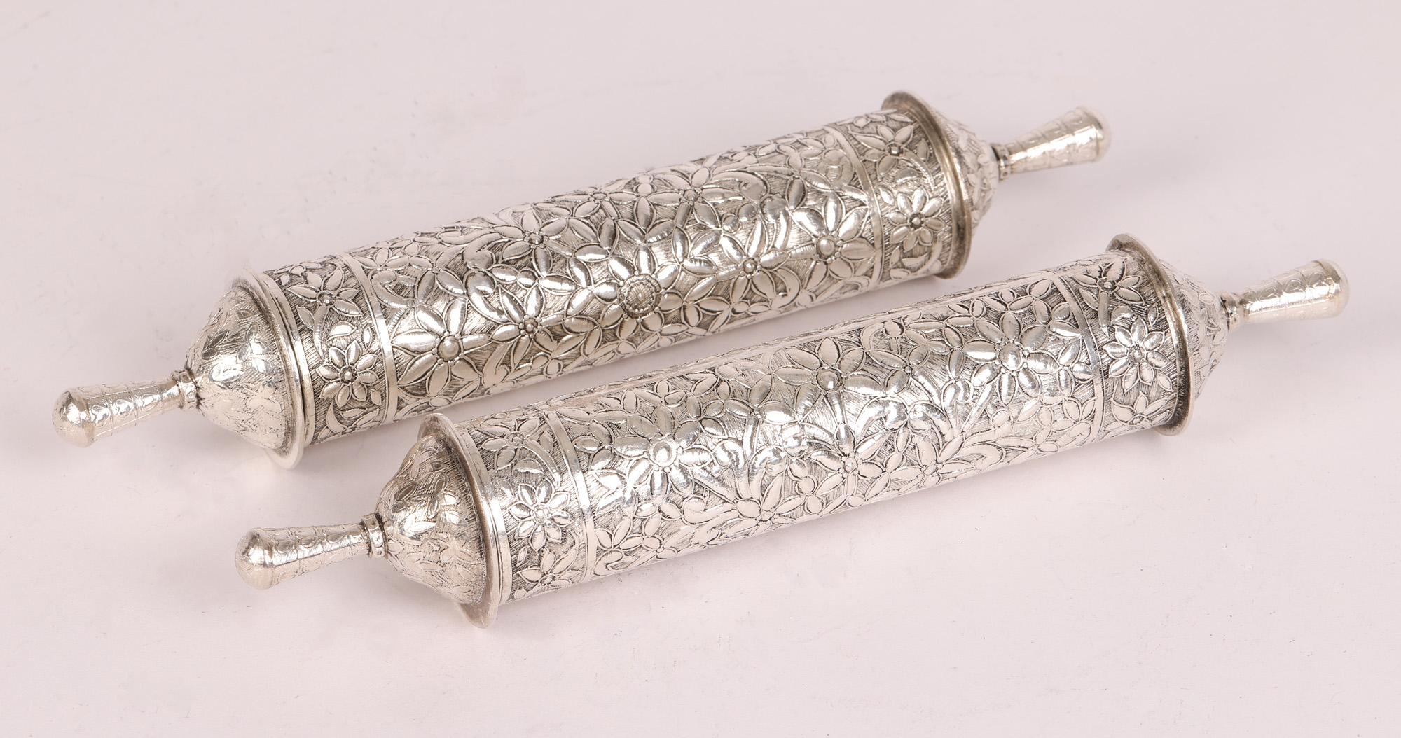 Omani Silber Paar silberne florale gravierte Schriftrollen oder Dokumentenhalter im Zustand „Gut“ in Bishop's Stortford, Hertfordshire