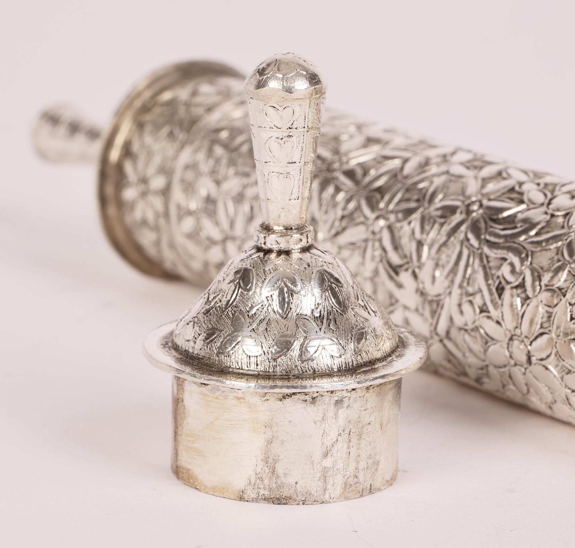 Omani Silber Paar silberne florale gravierte Schriftrollen oder Dokumentenhalter 1