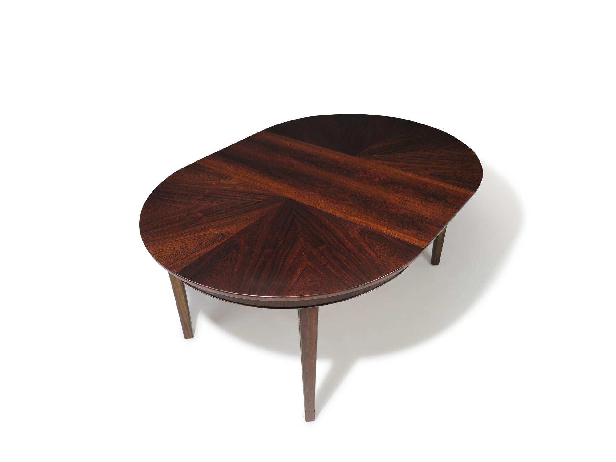 Omann Jun Brazilian Rosewood Starburst Round Dining Table with Center Leaf (Table de salle à manger ronde en étoile en bois de rose brésilien avec feuille centrale) en vente 3