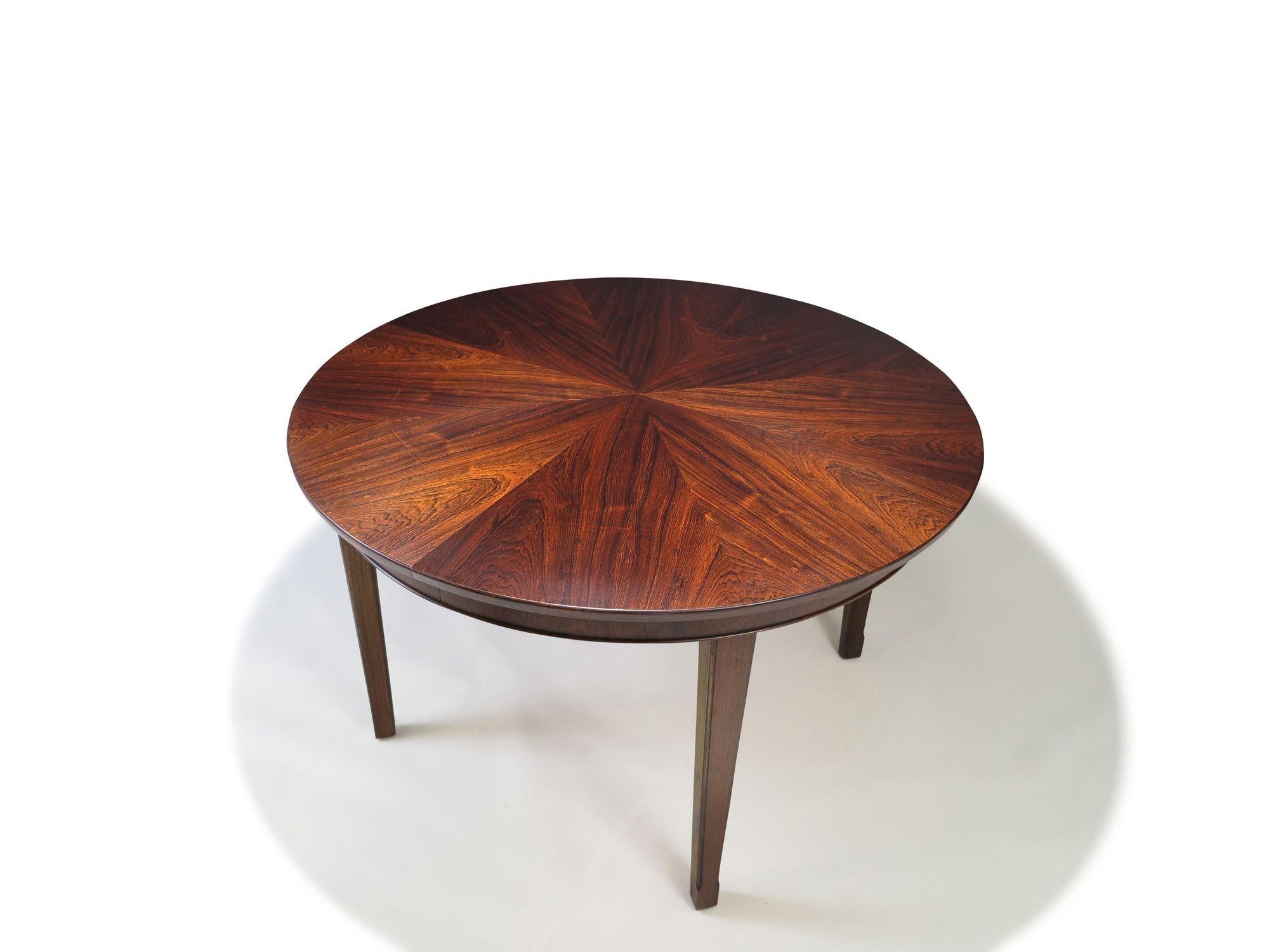 Huilé Omann Jun Brazilian Rosewood Starburst Round Dining Table with Center Leaf (Table de salle à manger ronde en étoile en bois de rose brésilien avec feuille centrale) en vente