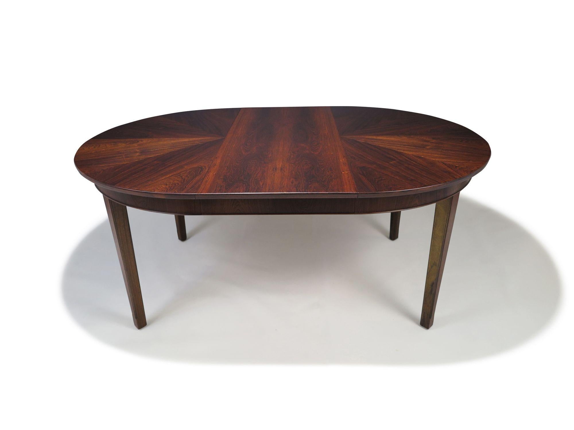 Omann Jun Brazilian Rosewood Starburst Round Dining Table with Center Leaf (Table de salle à manger ronde en étoile en bois de rose brésilien avec feuille centrale) en vente 1