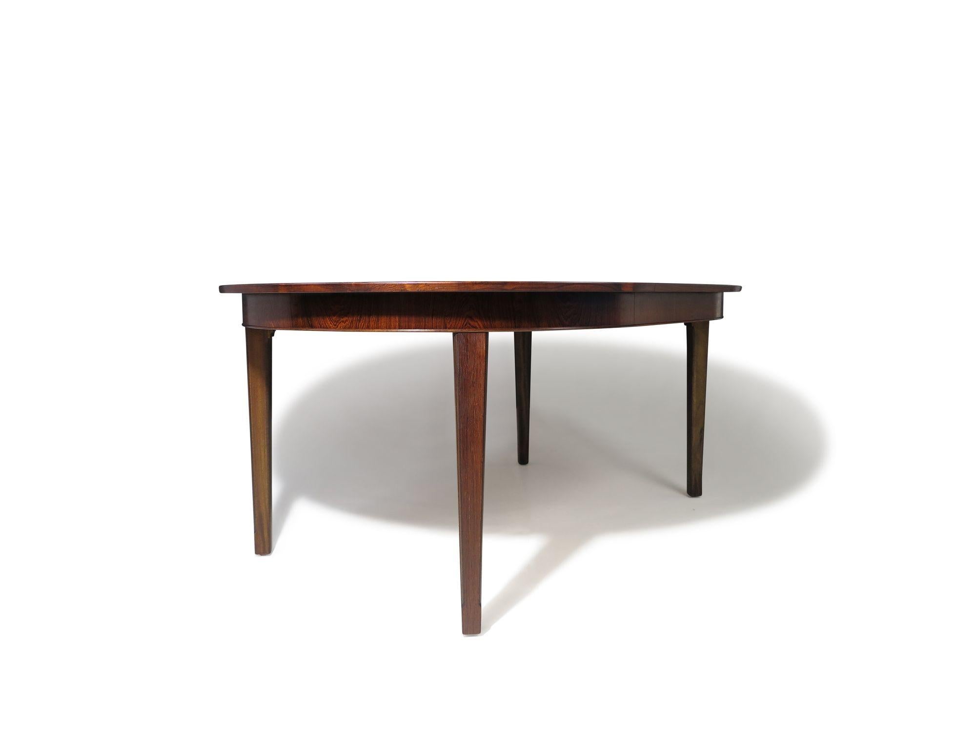 Omann Jun Brazilian Rosewood Starburst Round Dining Table with Center Leaf (Table de salle à manger ronde en étoile en bois de rose brésilien avec feuille centrale) en vente 2