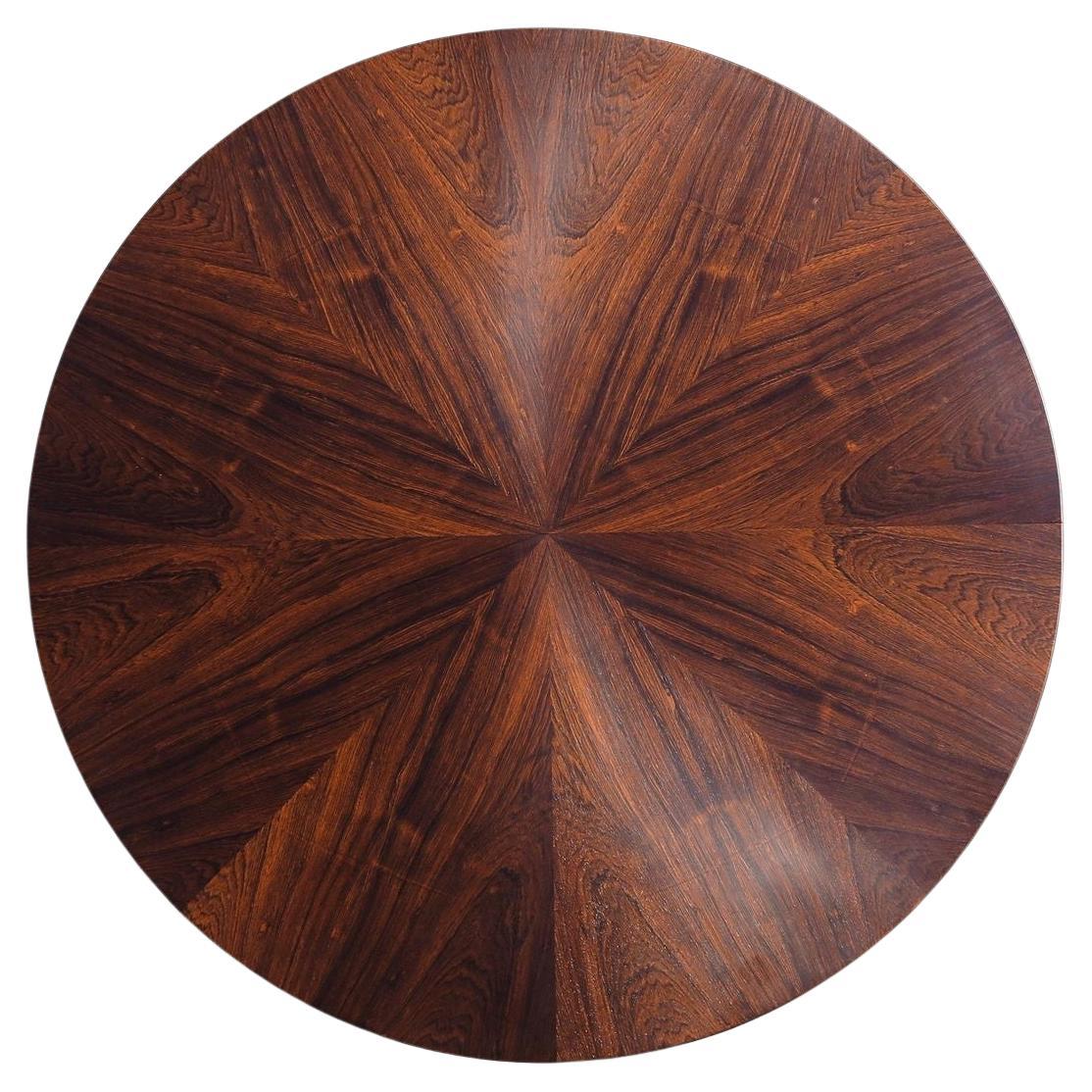 Omann Jun Brazilian Rosewood Starburst Round Dining Table with Center Leaf (Table de salle à manger ronde en étoile en bois de rose brésilien avec feuille centrale) en vente