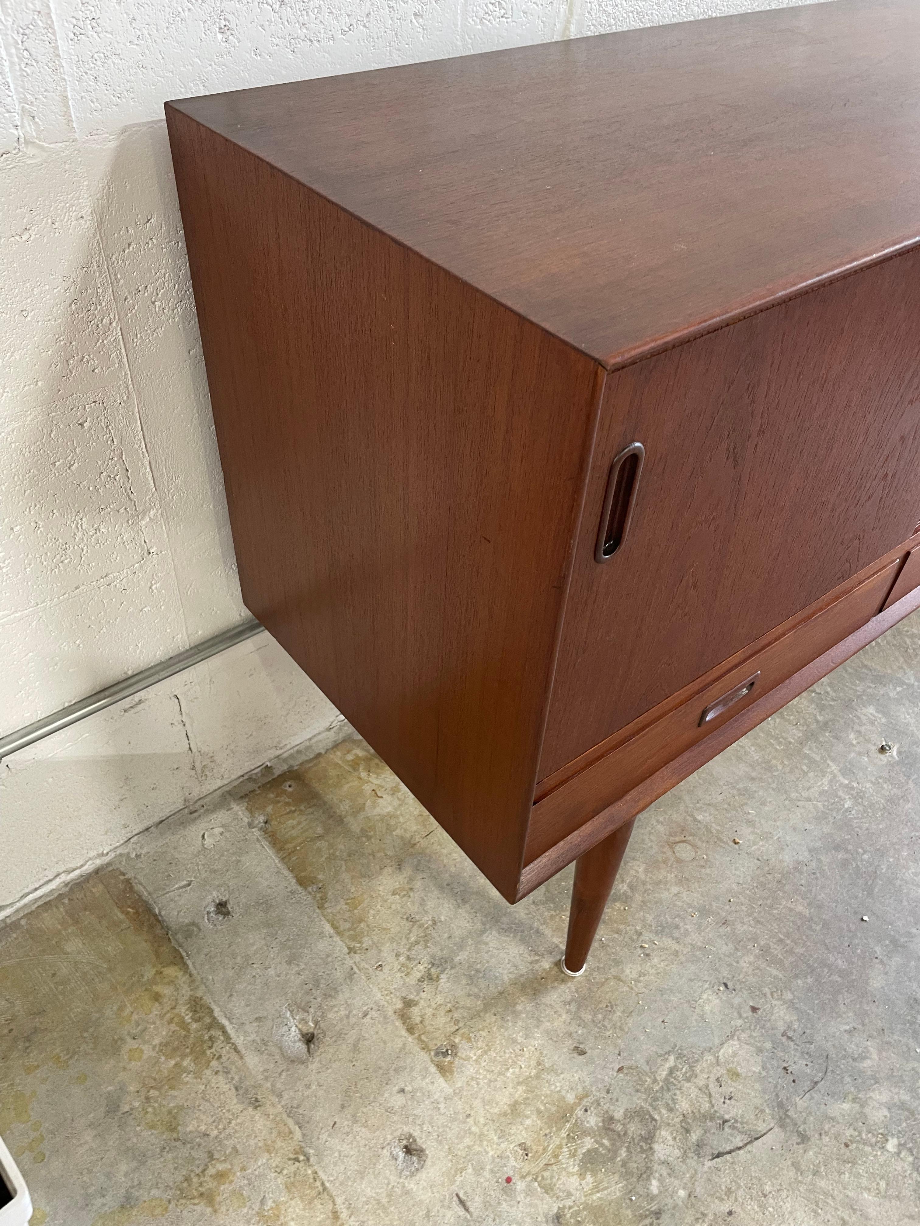 Mid-Century moderno Credenza o console moderna danese in teak Omann Jun in vendita