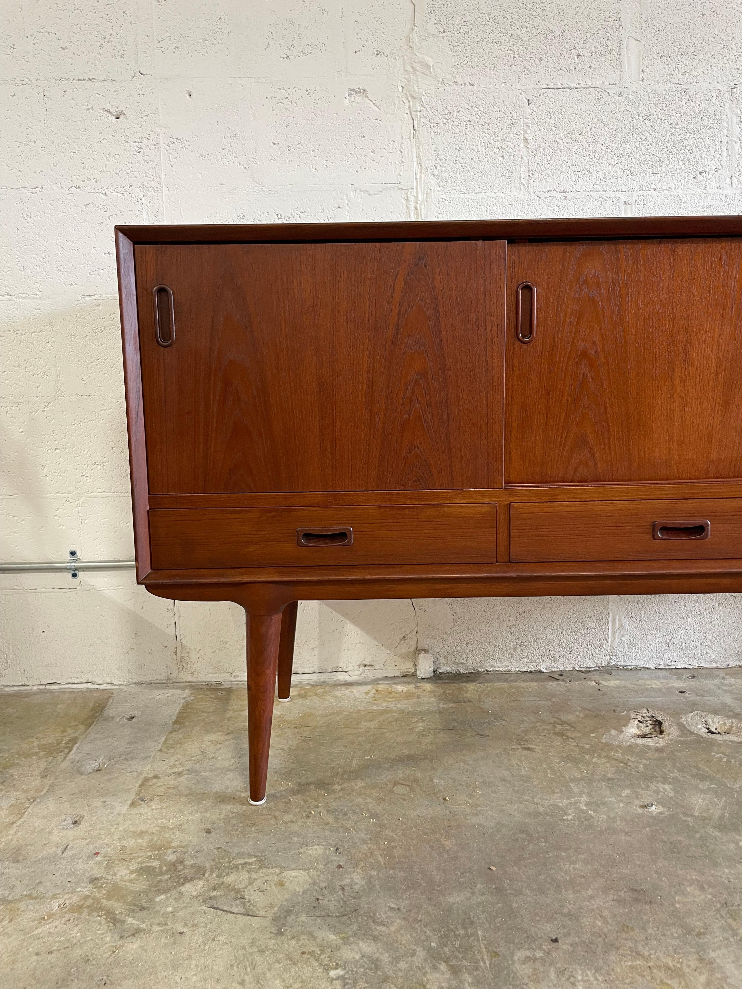 Credenza o console moderna danese in teak Omann Jun In condizioni buone in vendita a Fort Lauderdale, FL