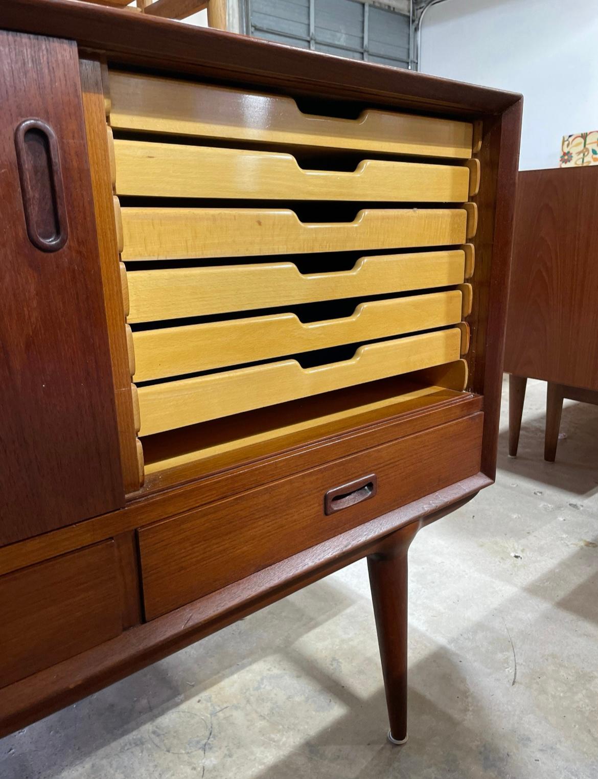 Metà XX secolo Credenza o console moderna danese in teak Omann Jun in vendita