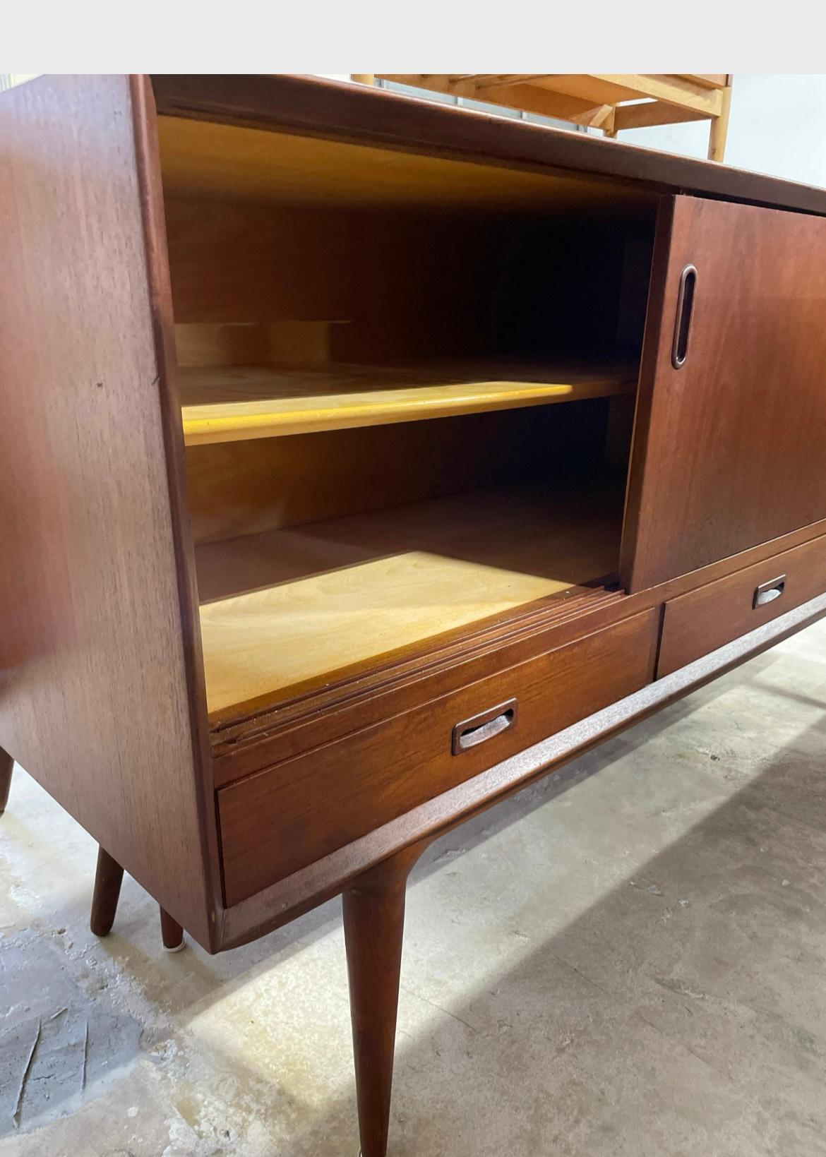 Legno Credenza o console moderna danese in teak Omann Jun in vendita