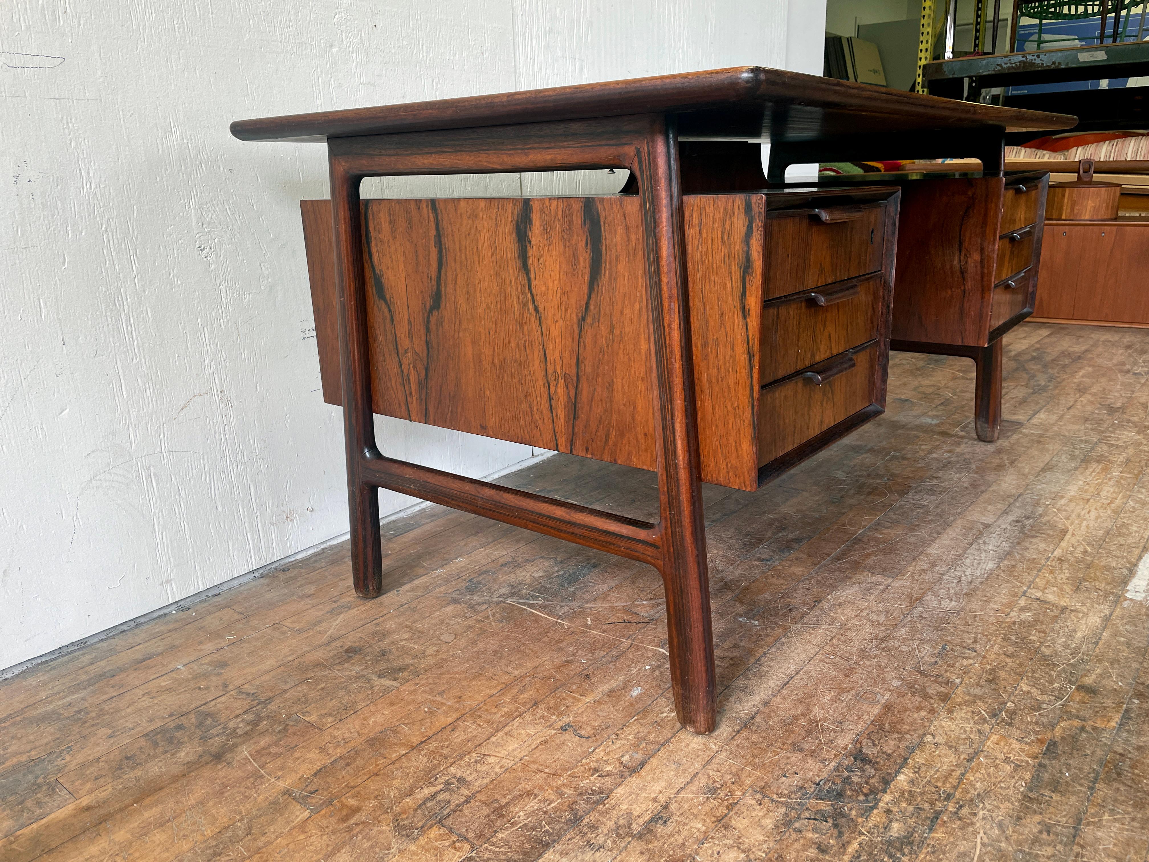 Omann Jun Floating Top Midcentury Desk in Rosewood, 1950s In Good Condition In Media, PA