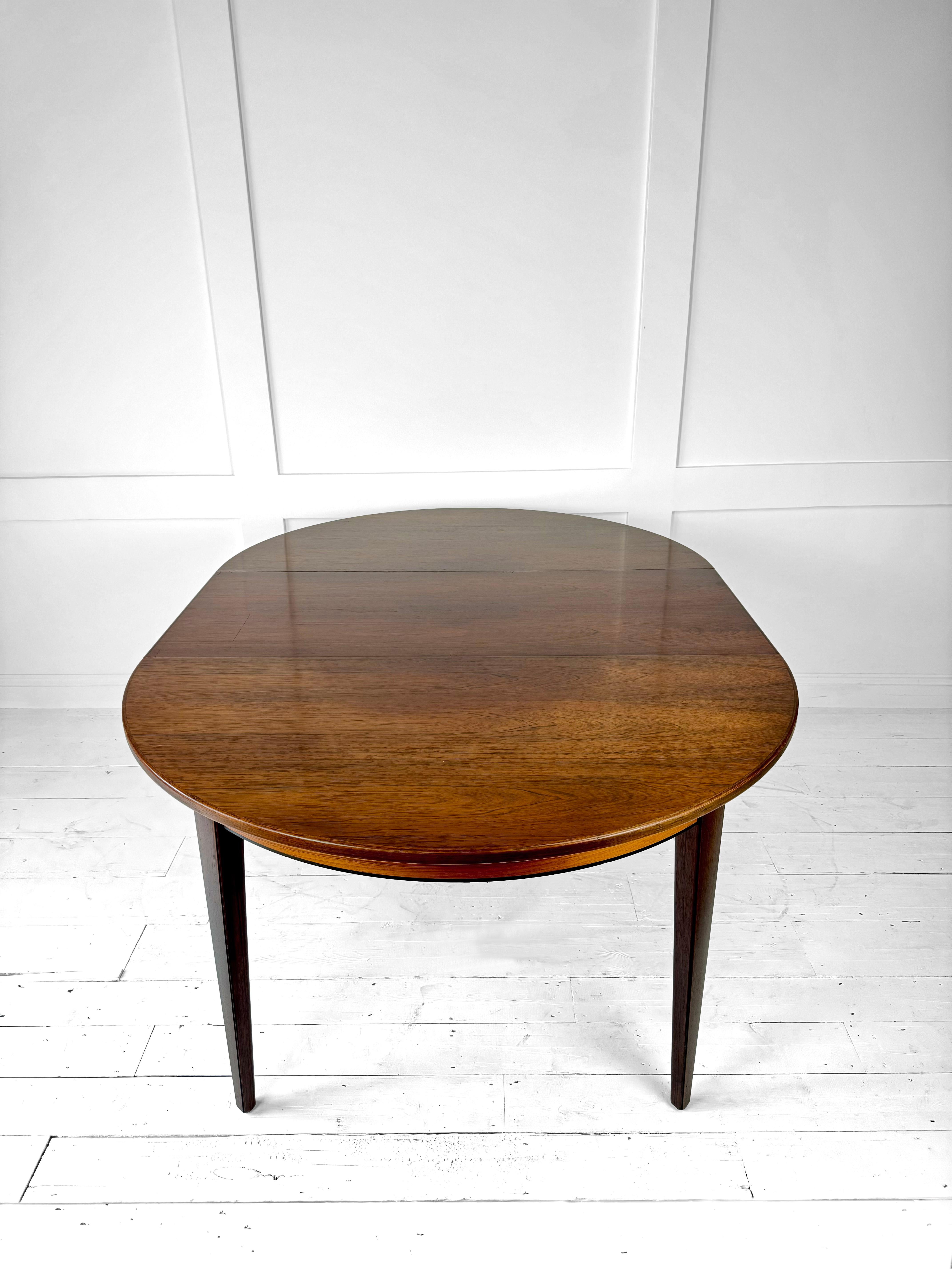 Omann Jun Model 55 Rosewood Extending Dining Table, Denmark c.1960's In Good Condition For Sale In London, GB