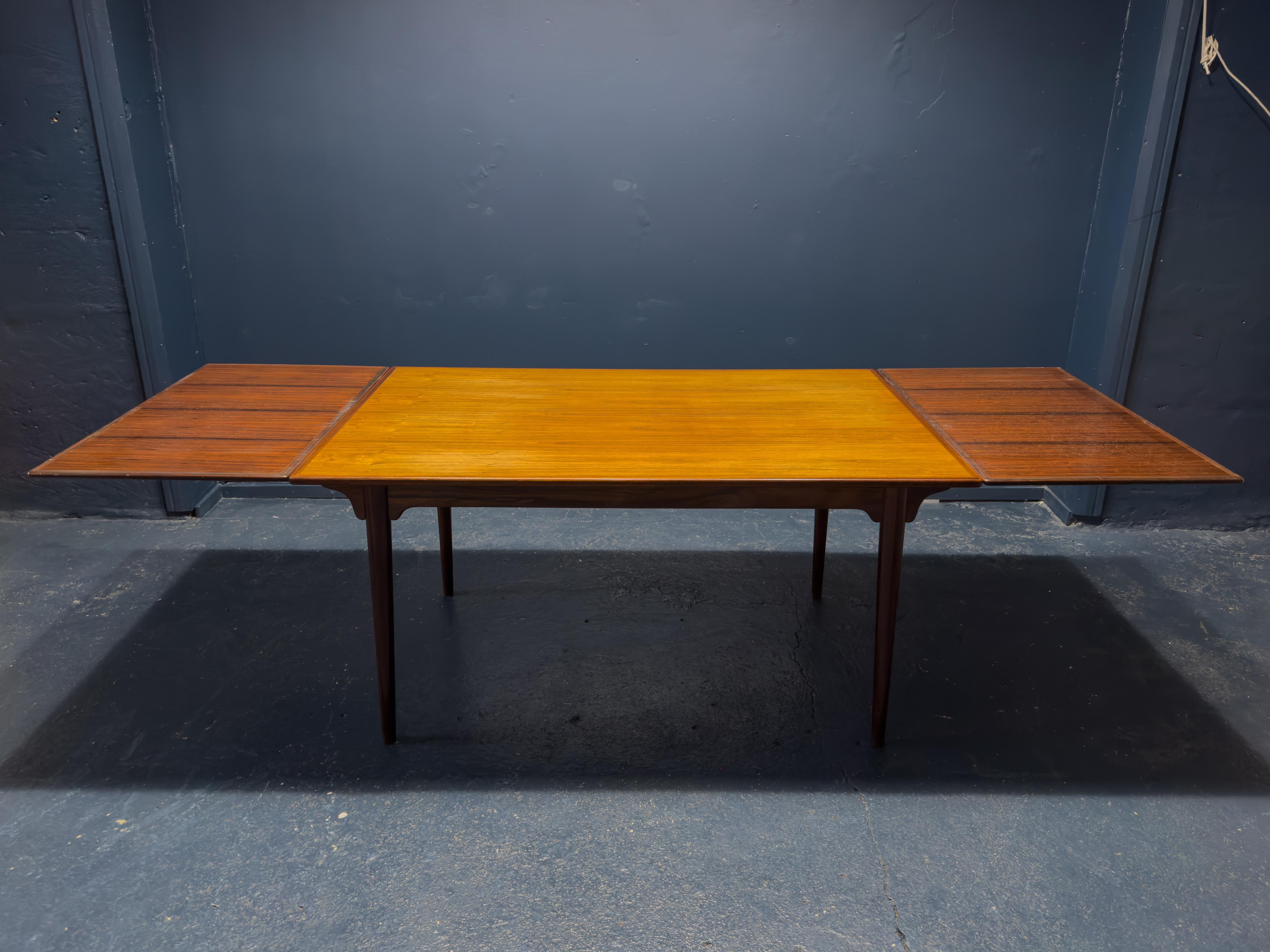 Milieu du XXe siècle Table à manger Jun n°54 d'Omann en vente
