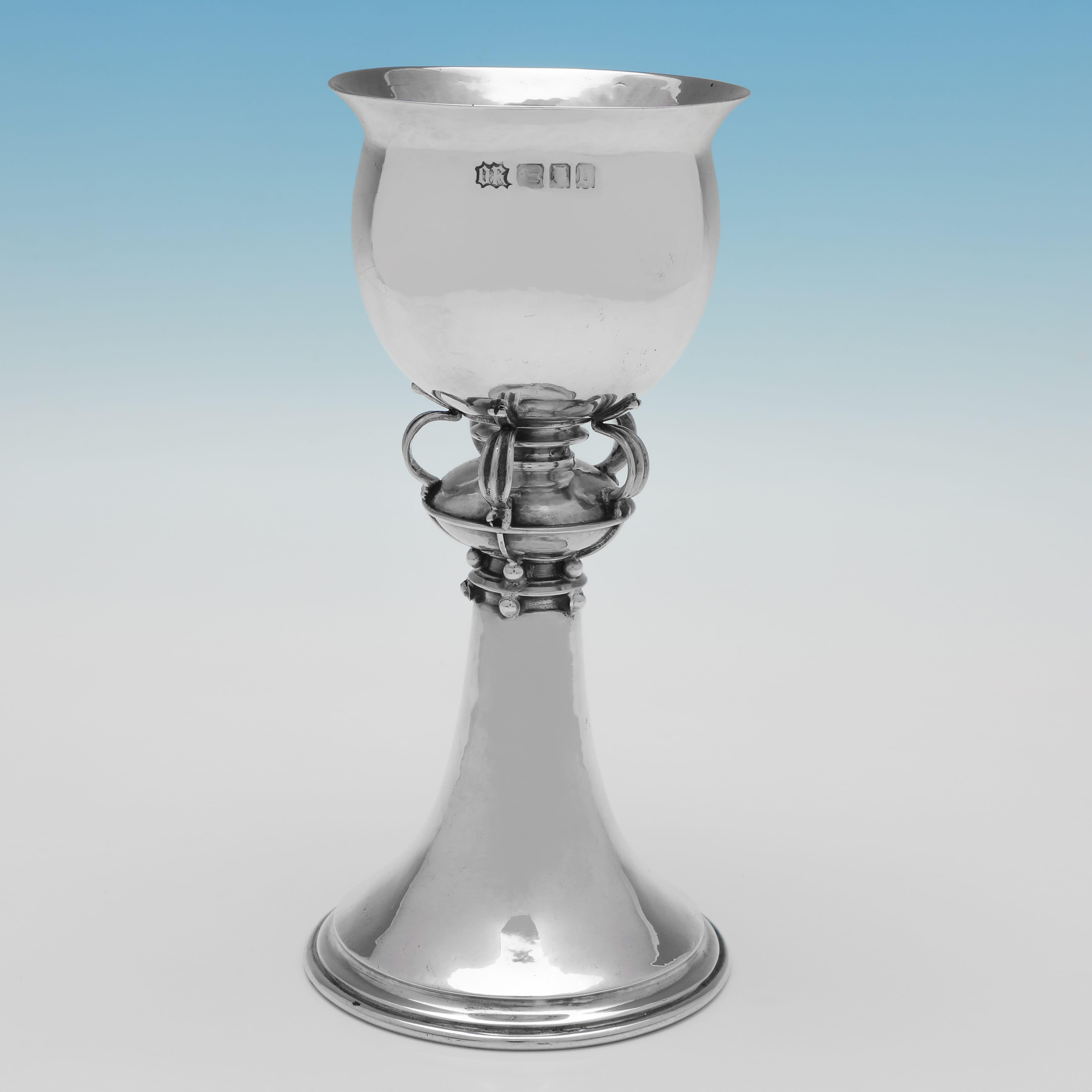 Poinçonné à Londres en 1917 par Omar Ramsden, ce magnifique gobelet en argent sterling ancien, de style Arts & Crafts, présente une finition martelée à la main, une décoration complexe entre le bol et le pied, et est gravé 