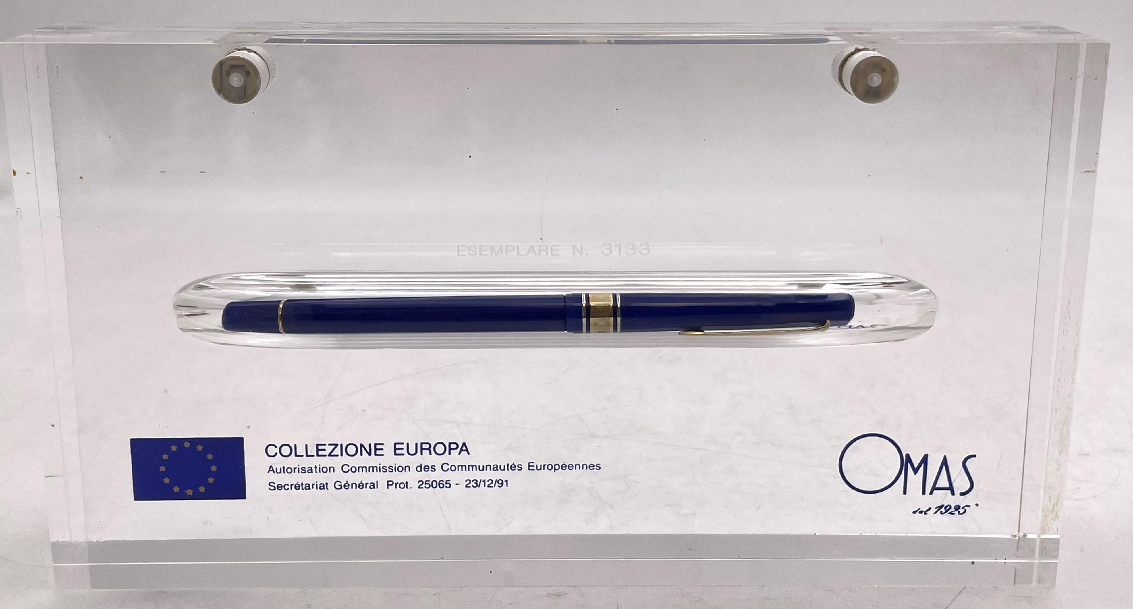Rare Omas, Europa, numbered 3133 out of a limited edition of 3500, fountain pen with a two-tone 18 karat gold nib, in its original display box.

On March 20,1992, Omas officially presented the Europa fountain pen in the Auditorium of the