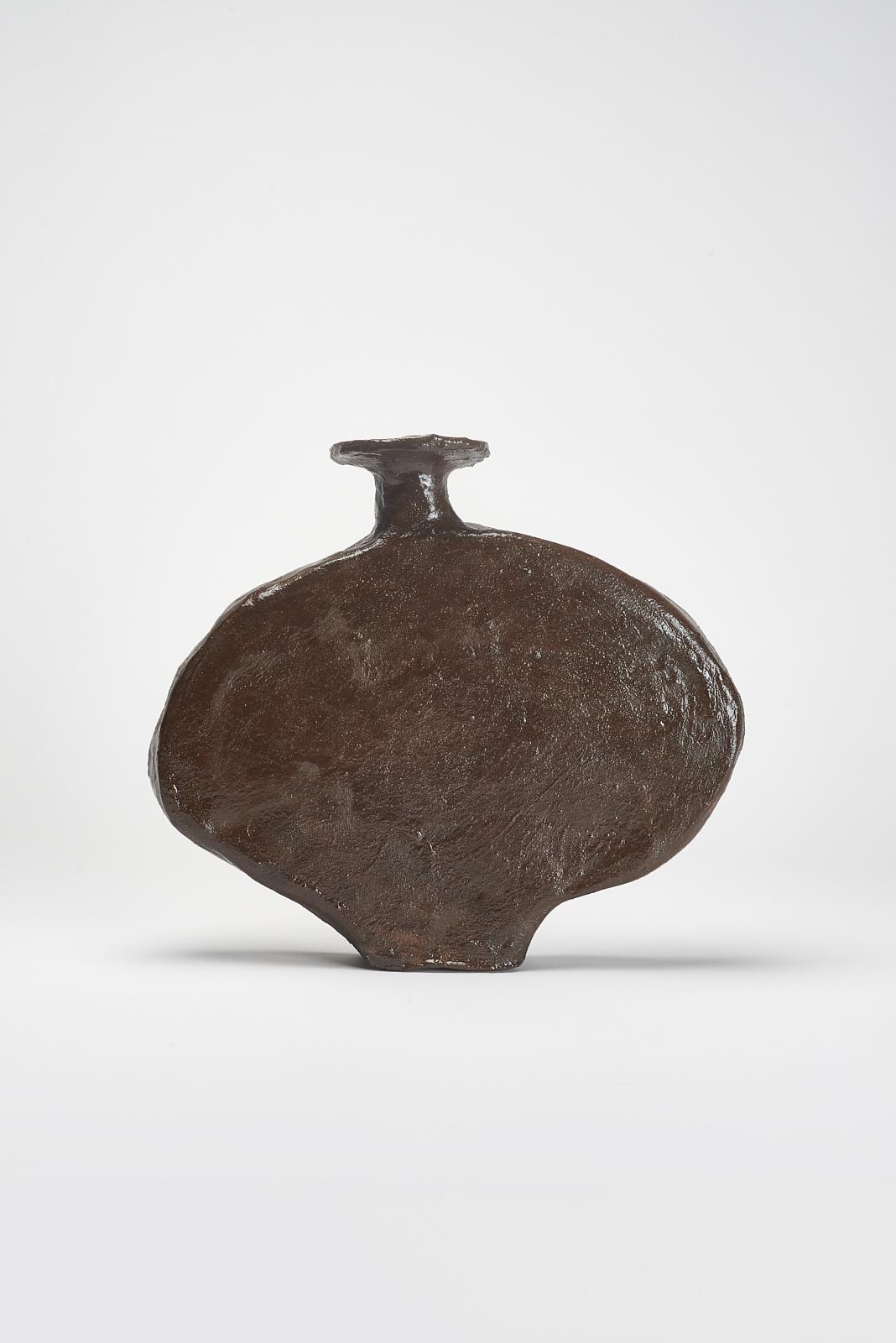 Moderno Vaso contemporaneo di forma organica in ceramica marrone scuro di Willem Van Hooff in vendita