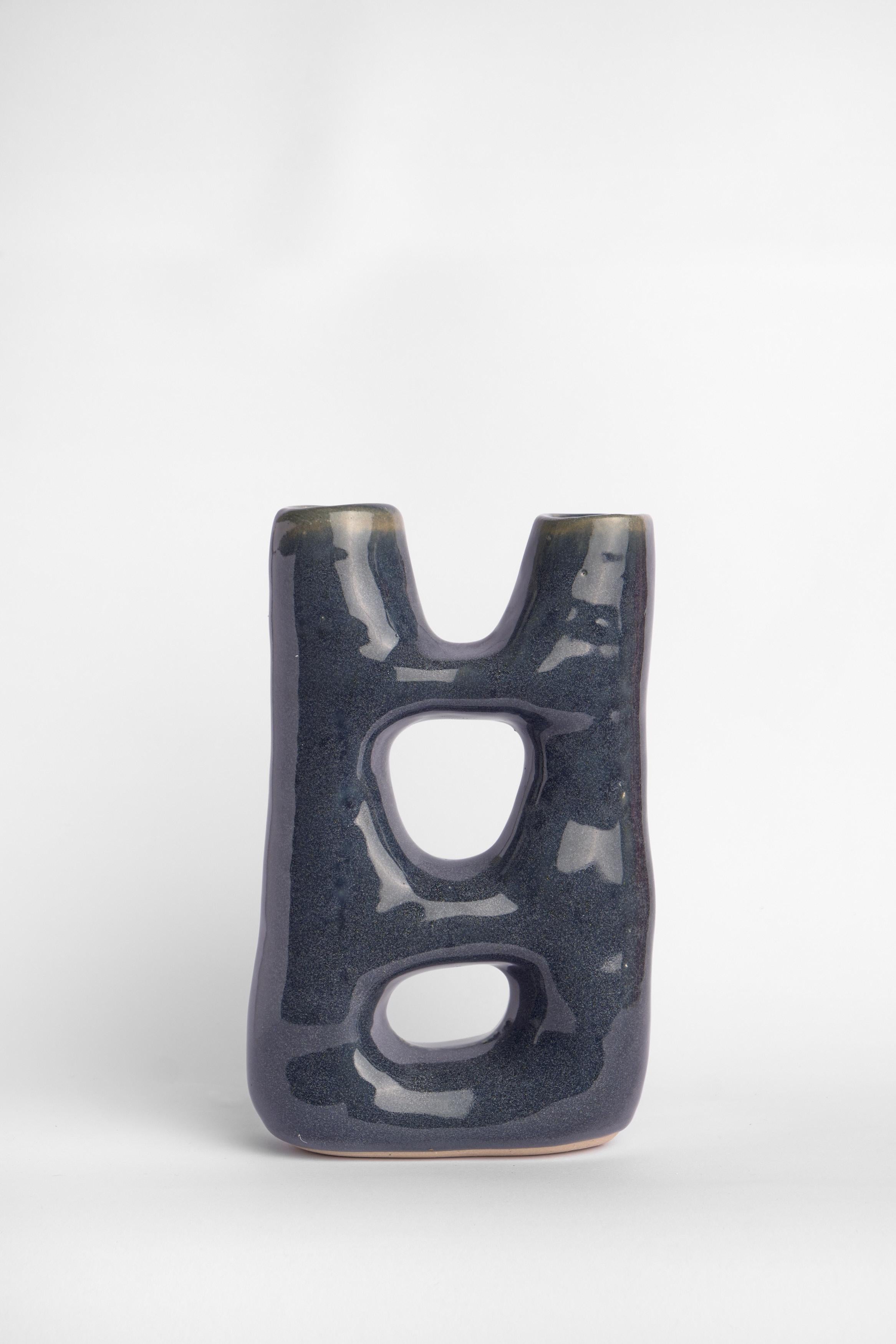 Vase sculptural en céramique de la collection permanente.

Dimensions 17 x 8 x 25