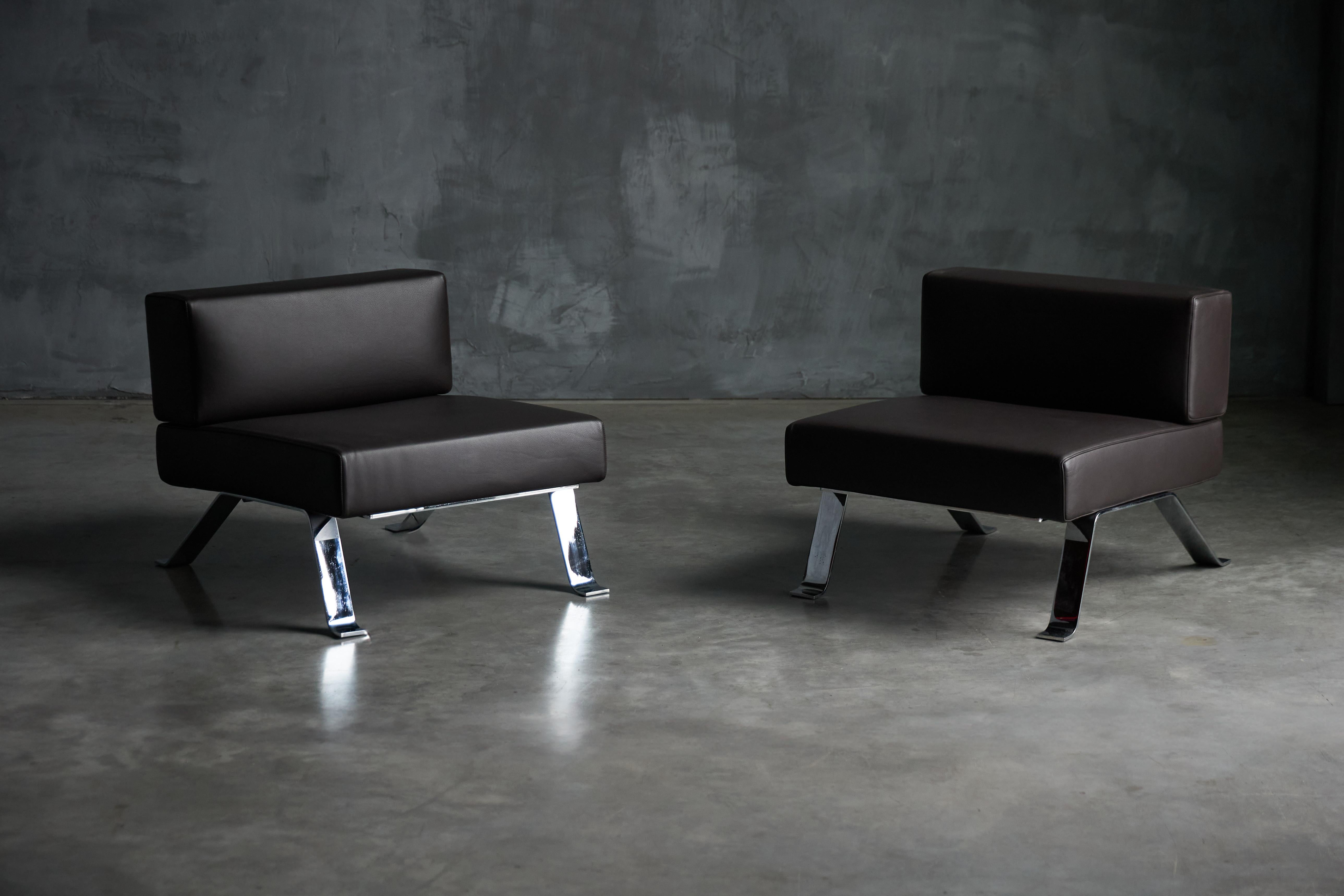 La poltrona Ombra, disegnata da Charlotte Perriand nel 1953 e rilanciata da Cassina nel 2004. Sedia lounge Cassina, con struttura in acciaio e rivestimento in pelle. L'interazione tra l'oggetto e la sua ombra (