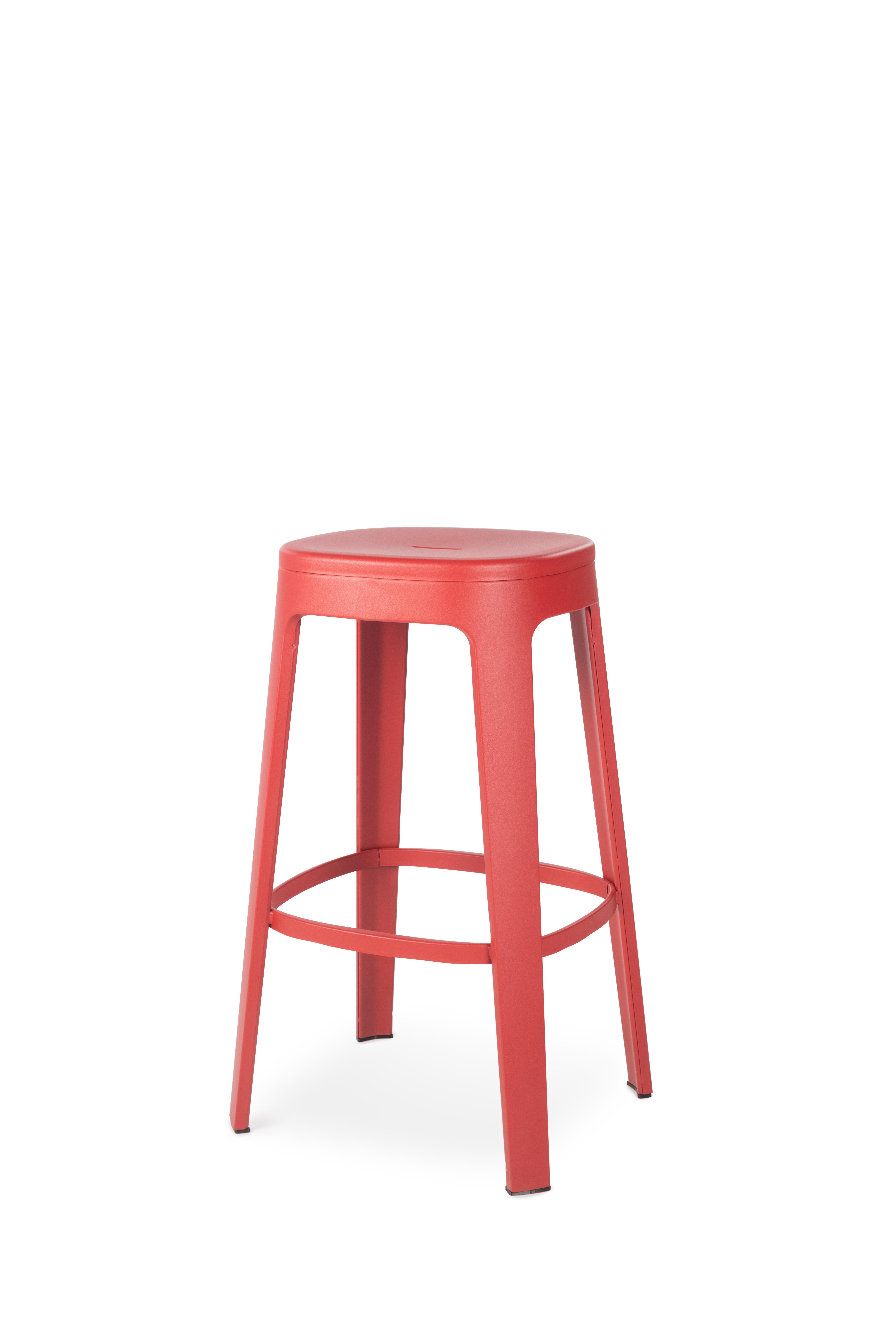 The Ombra stool has a clean design, with sleek, elegant lines; its comfortable, generously sized ergonomic seat; its range of eye-catching and easy-to-match colours; its different heights to suit all sorts of tables and bars. Ombra is designed and