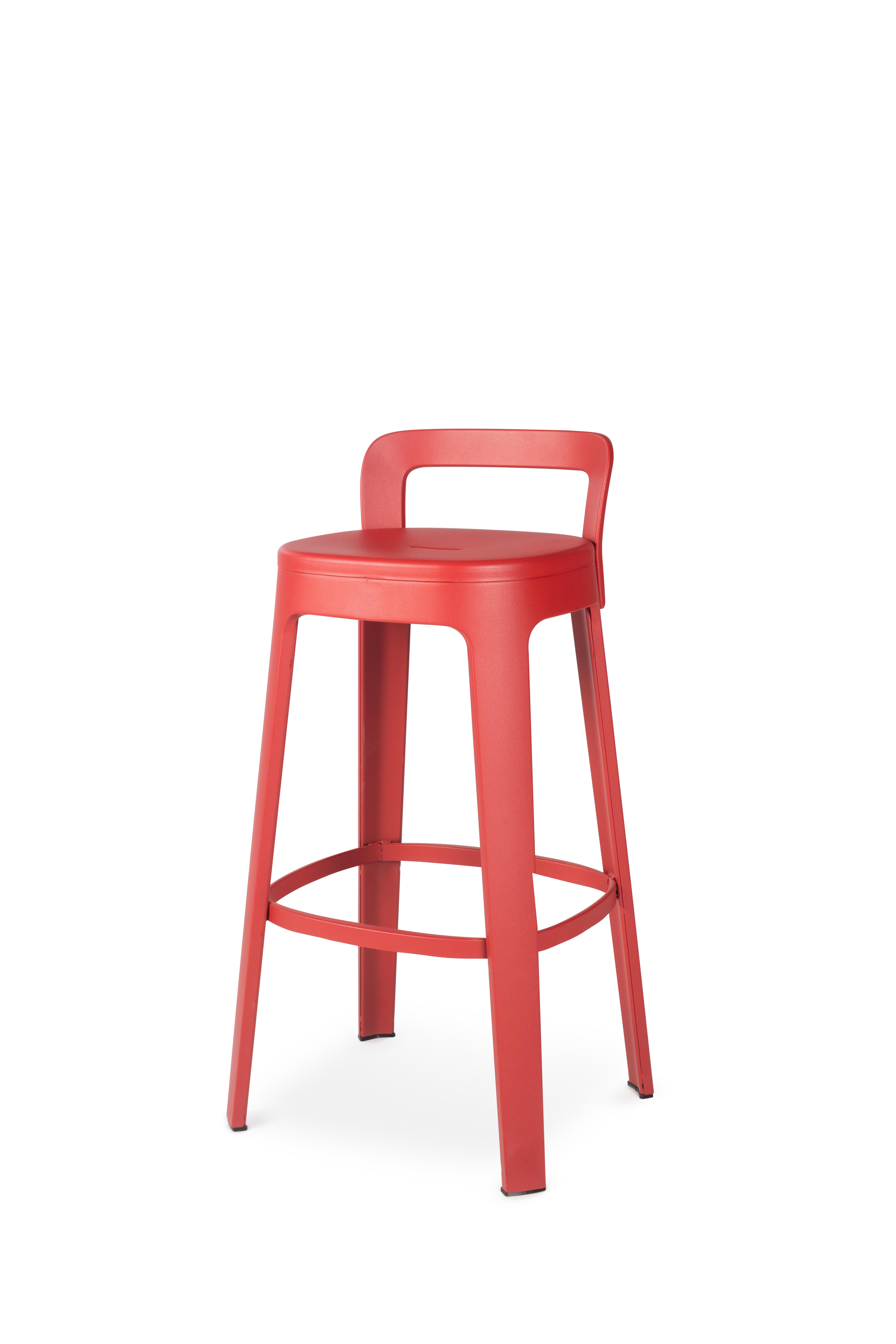 Lo sgabello Ombra ha un design pulito, con linee eleganti e slanciate; la sua seduta ergonomica e confortevole, di dimensioni generose; la gamma di colori accattivanti e facili da abbinare; le diverse altezze per adattarsi a tutti i tipi di tavoli e