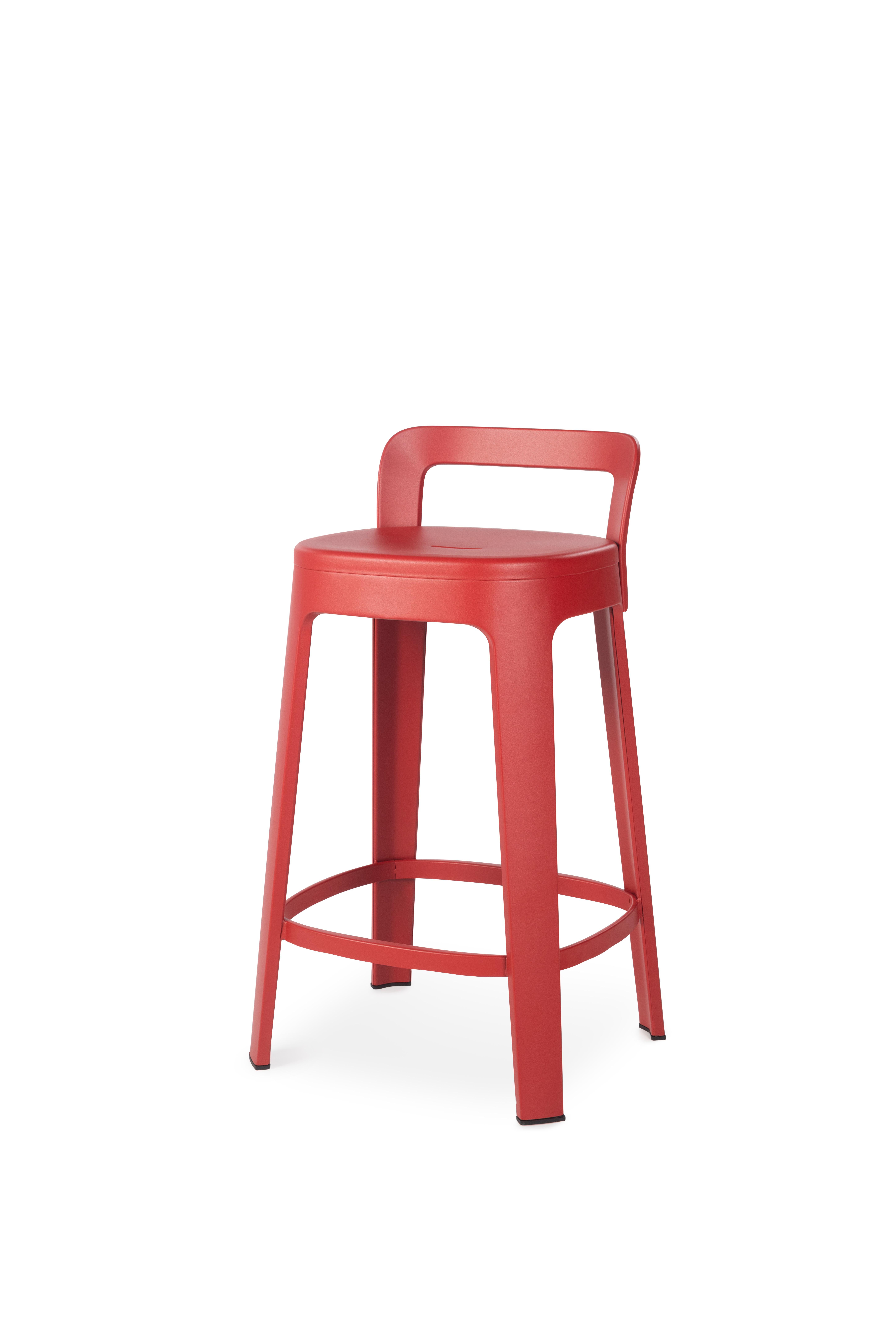 The Ombra stool has a clean design, with sleek, elegant lines; its comfortable, generously sized ergonomic seat; its range of eye-catching and easy-to-match colours; its different heights to suit all sorts of tables and bars. Ombra is designed and