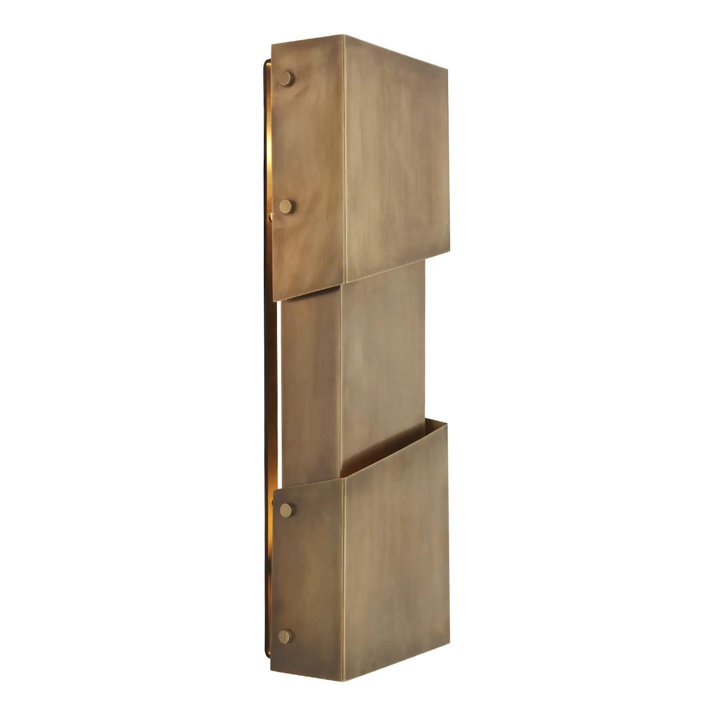 Lámpara de pared Ombra con estructura de latón macizo en acabado vintage
con herrajes de hierro y acero inoxidable, 2 bombillas, tipo portalámparas 
E27, máx. 40 vatios, 220-240 voltios, regulable, regulador no incluido.
Bombillas no incluidas.