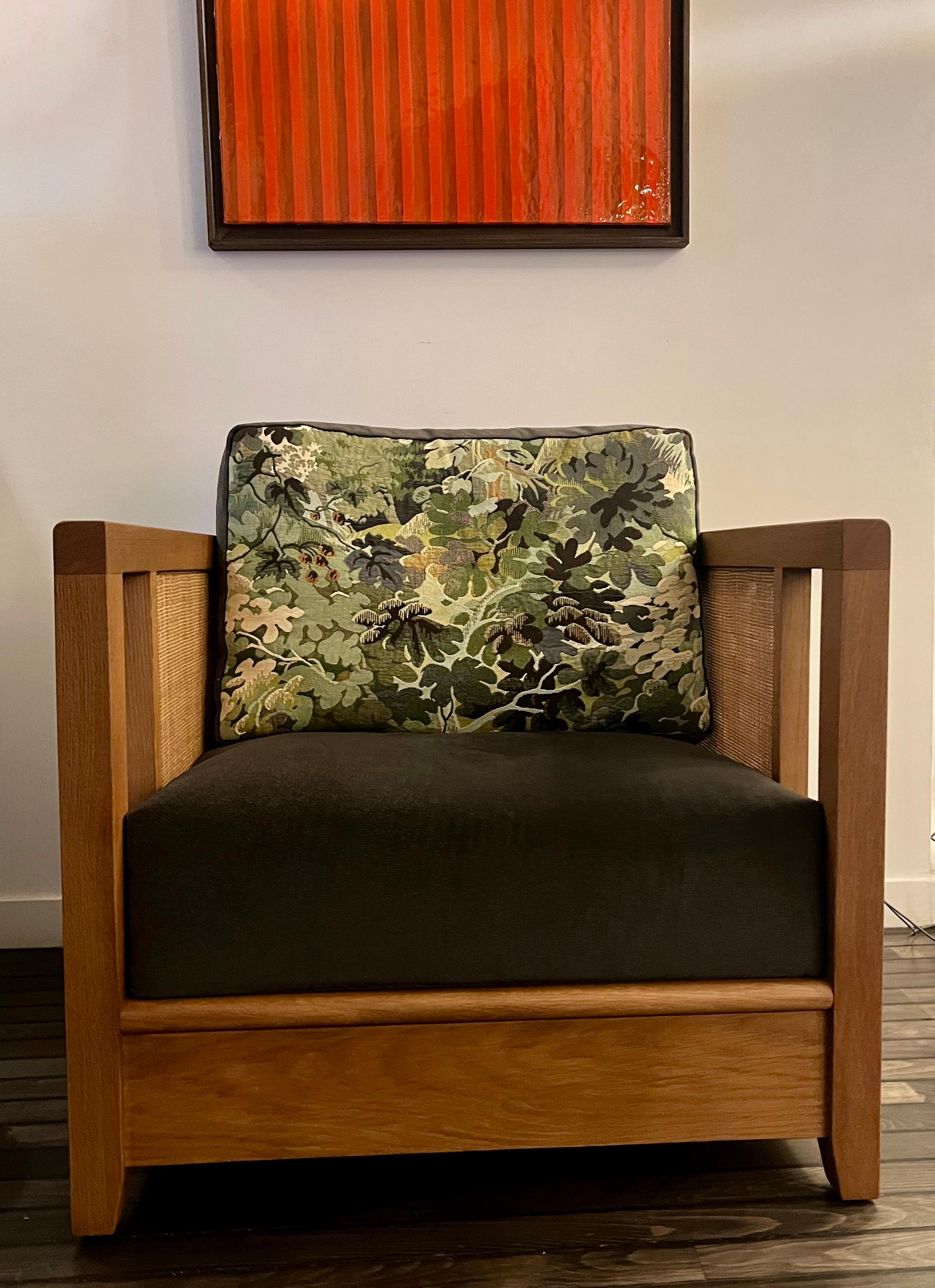 Sillón Ombre 

Entre la plenitud y el vacío, el sillón Ombre domina la luz. Su armazón de roble resalta el trabajo de doble caña que filtra los reflejos del asiento de terciopelo. El conjunto evoca un sutil equilibrio: la calidez de la madera, la