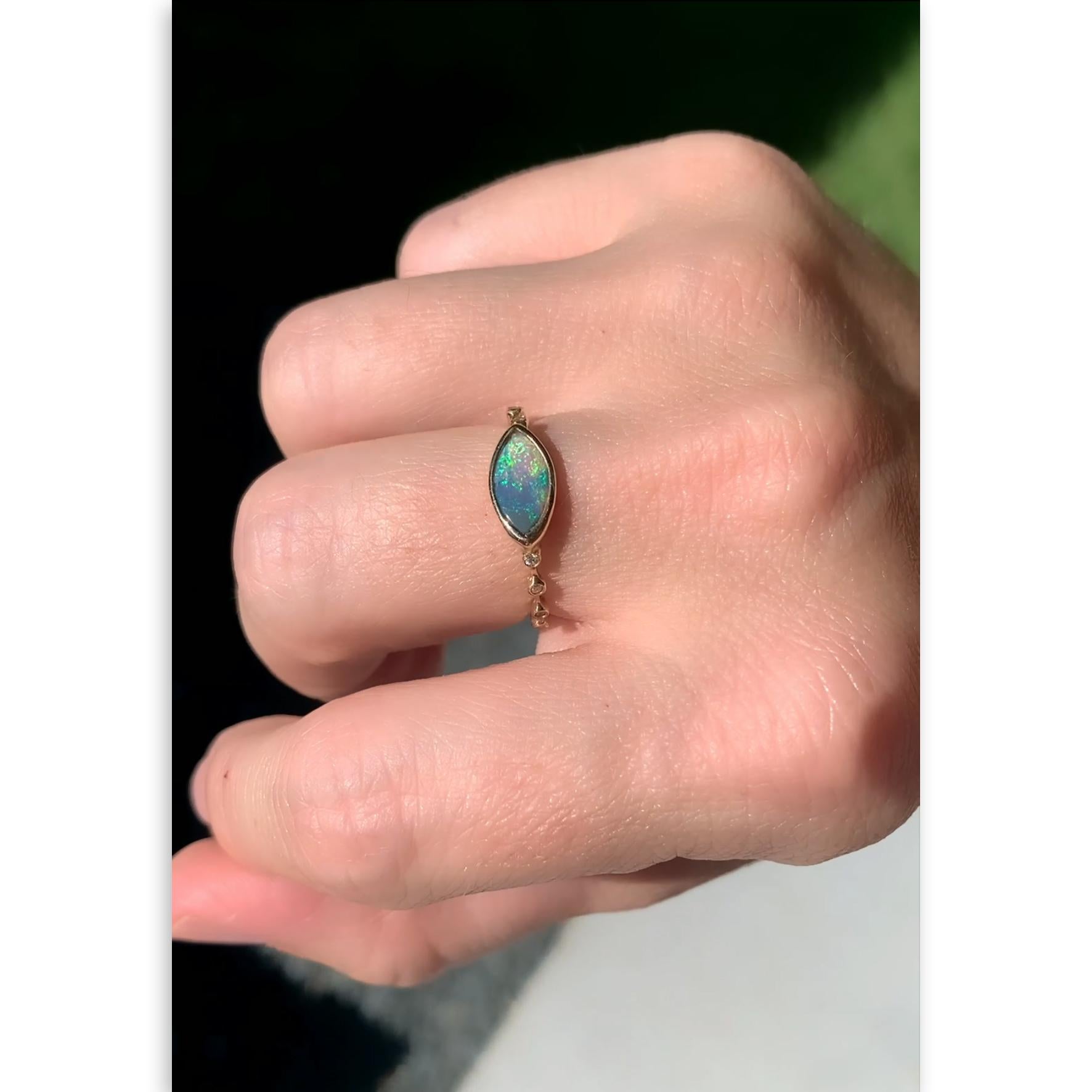 Anello unico nel suo genere, realizzato dalla designer di gioielli Julie Romanenko (Just Jules) con un cabochon di opale naturale australiano unico e meravigliosamente distintivo, che va dal blu notte al bianco, con una consistente e elettrizzante