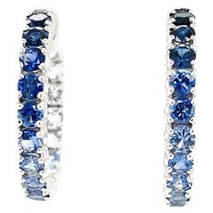 Orecchini a cerchio con zaffiro blu Ombre in oro bianco 14k, 4,26 carati totali Orecchini a cerchio con zaffiro blu Ombre in oro bianco 14k, 4,26 carati totali