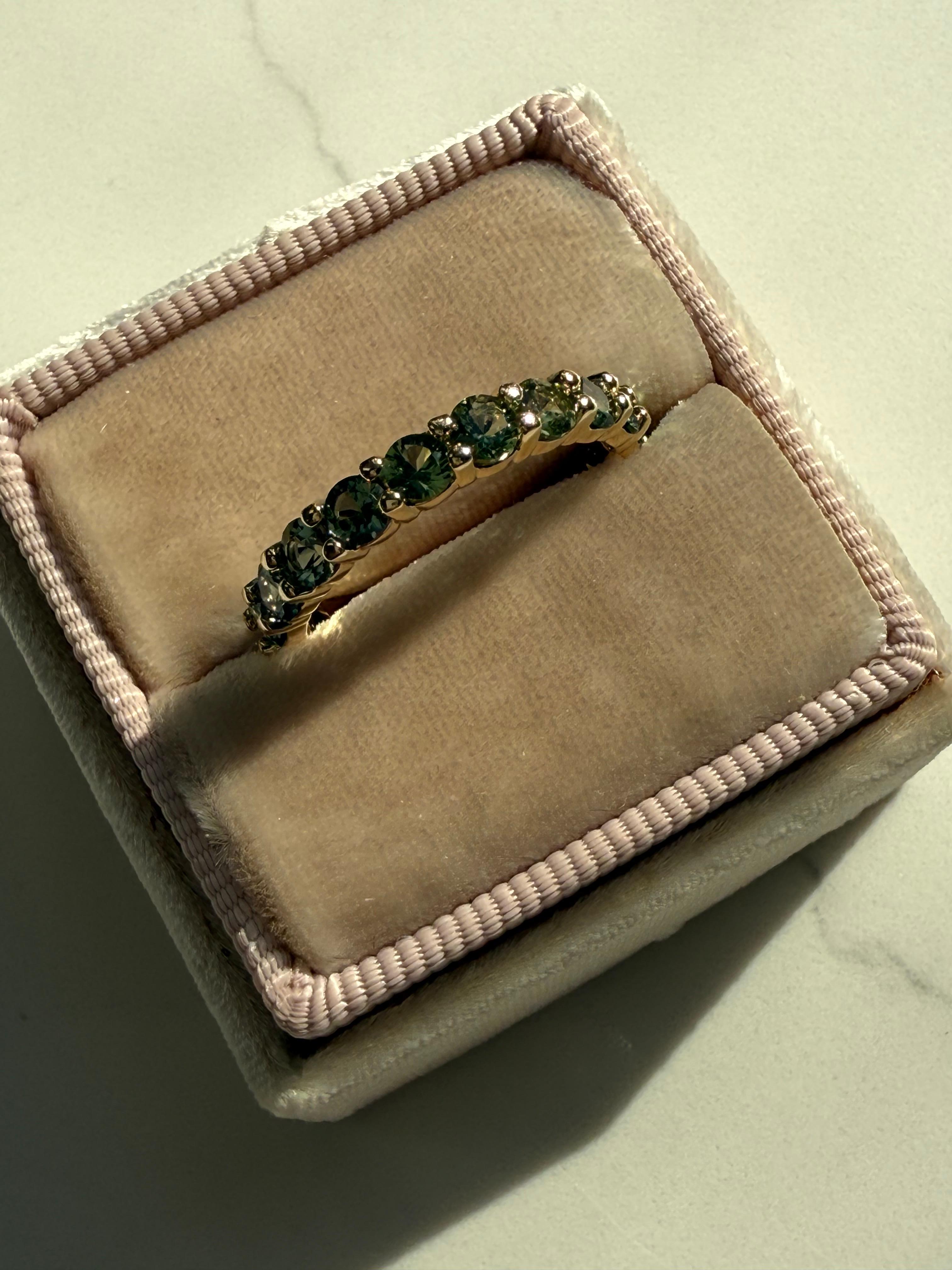 Alianza Eternidad Ombre, Zafiro Natural, Alianza Eternidad Oro Amarillo 14K en Nuevo estado para la venta en San Francisco, CA