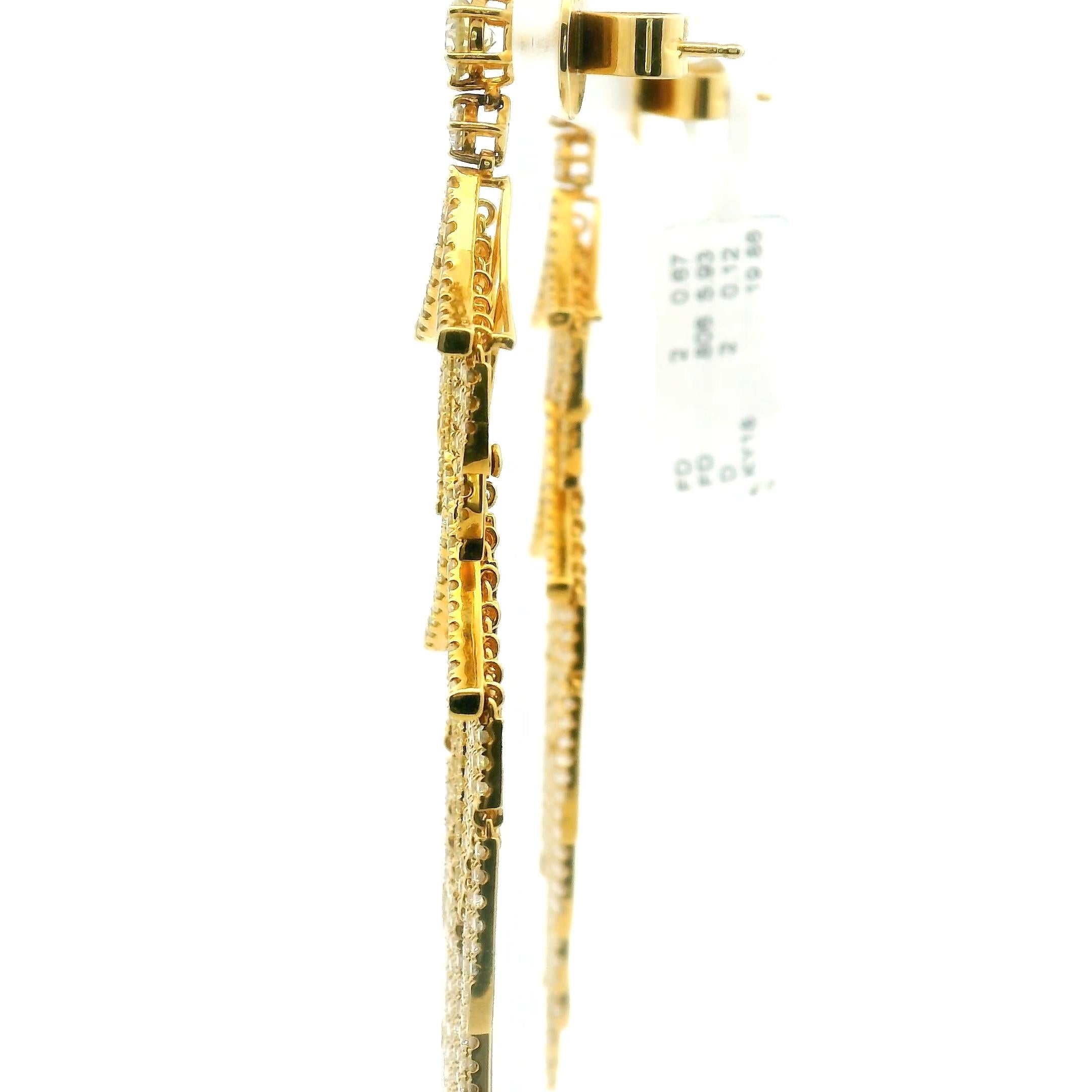 Expression éblouissante du savoir-faire et du glamour de la couture, ces extraordinaires boucles d'oreilles chandelier sont serties de plus de 810 diamants totalisant environ 8,00 carats. L'arrangement ombré complexe passe en cascade de diamants