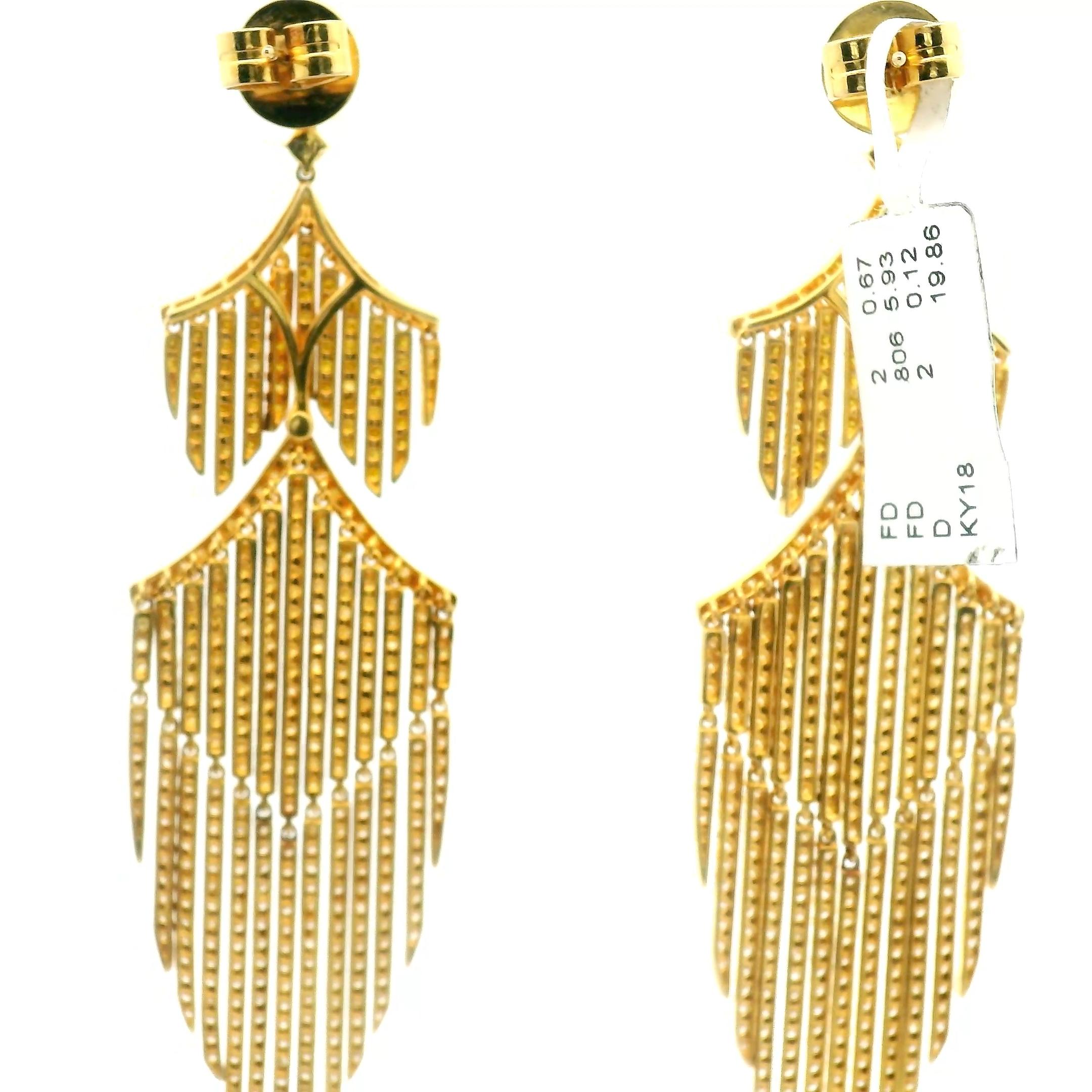 Taille ronde Boucles d'oreilles chandelier en or jaune 18 carats avec diamant blanc et jaune fantaisie 8.0ct en vente