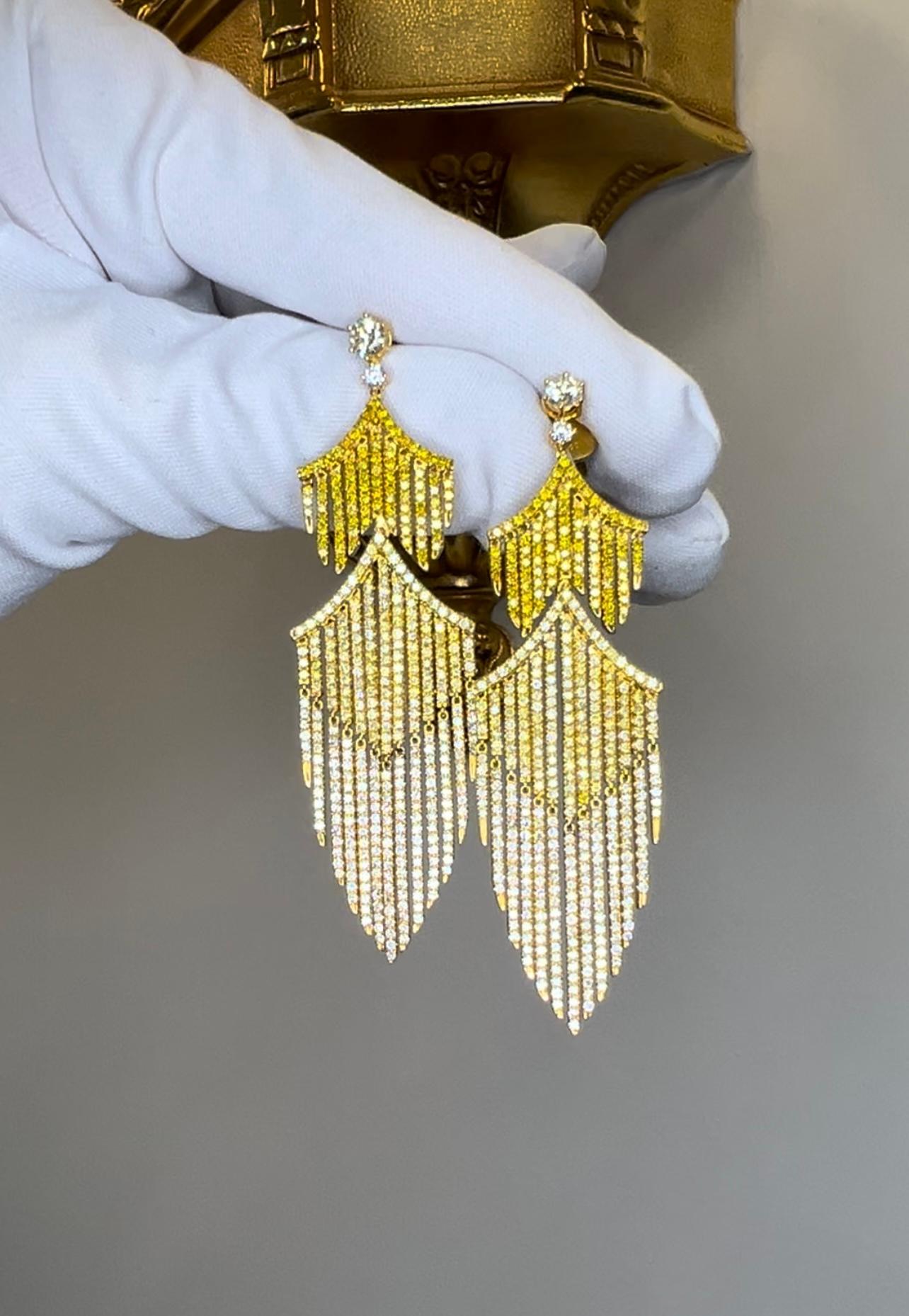 Boucles d'oreilles chandelier en or jaune 18 carats avec diamant blanc et jaune fantaisie 8.0ct Neuf - En vente à Great Neck, NY
