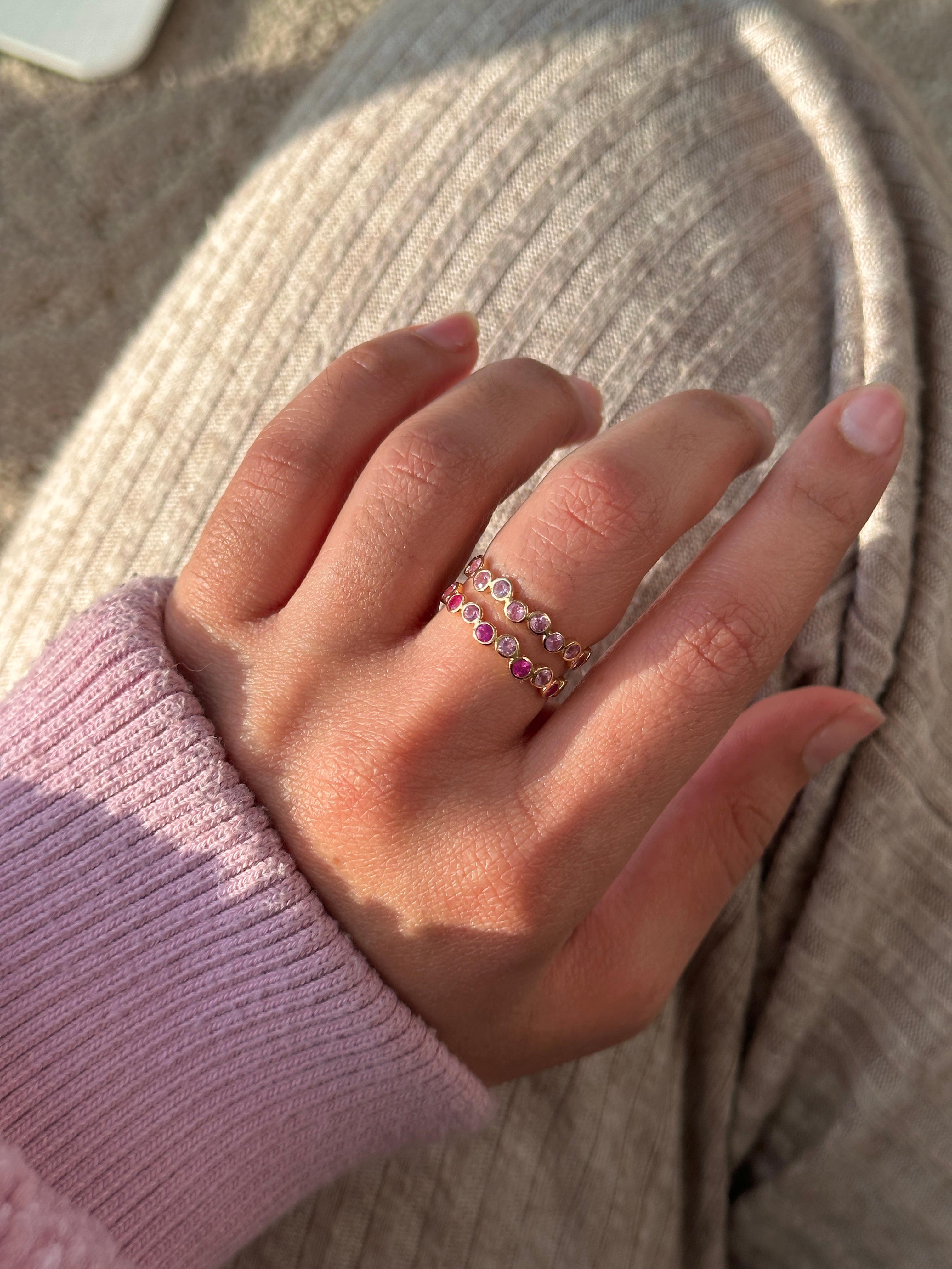 Ombre-Edelsteinring, minimalistische Edelsteinbänder, Ring aus massivem Gold mit Lünette, 14k (Moderne) im Angebot