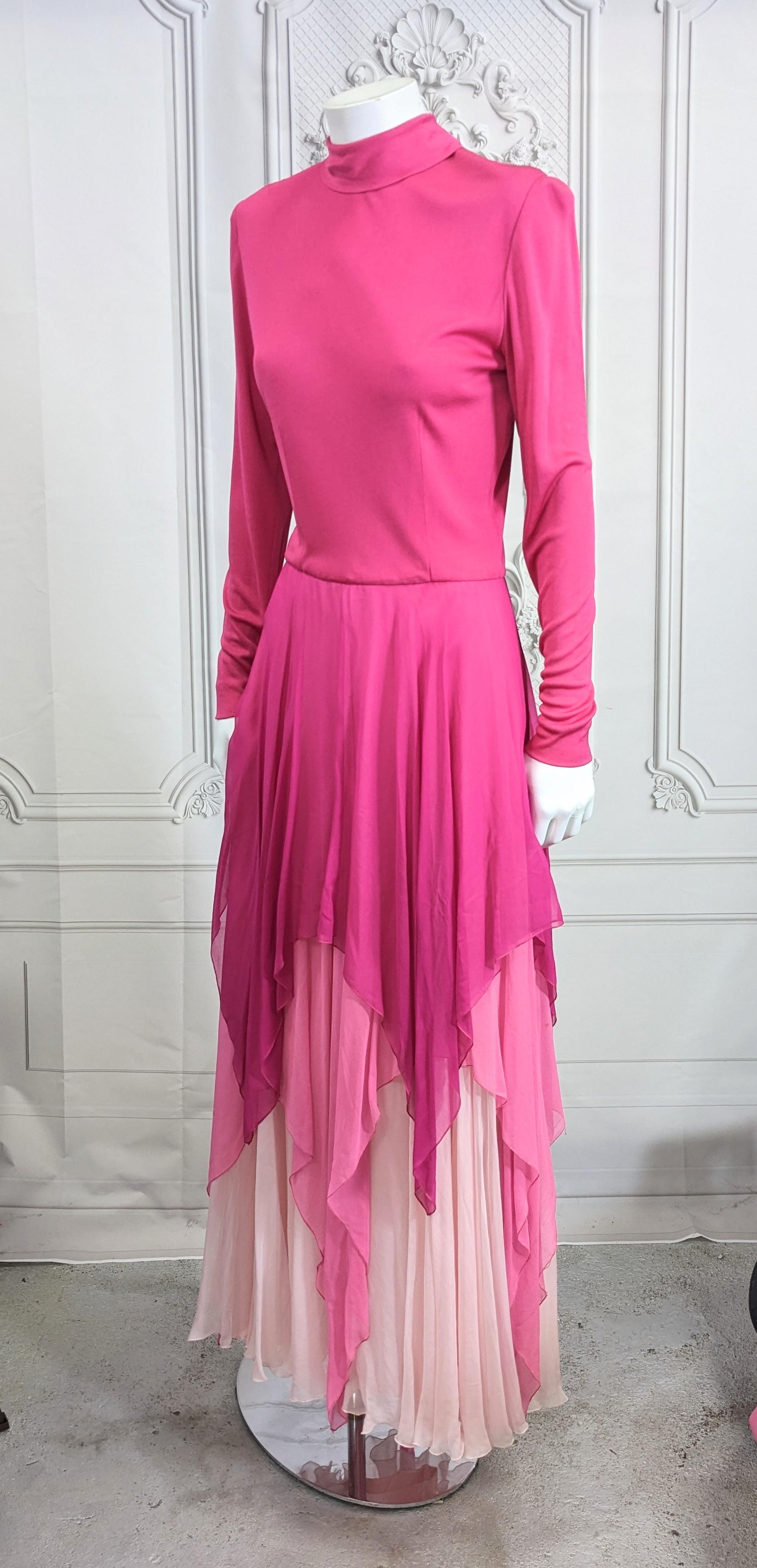Elegantes Kleid aus mattem Ombre-Jersey und Taschentuch von Charles Gelatt, vertrieben vom Famed Store Stanley Korshak, Chicago. Oberteil aus mattem Rayon-Jersey, das an einem super vollen Rock aus ombrierten Seidenchiffonschichten befestigt ist.