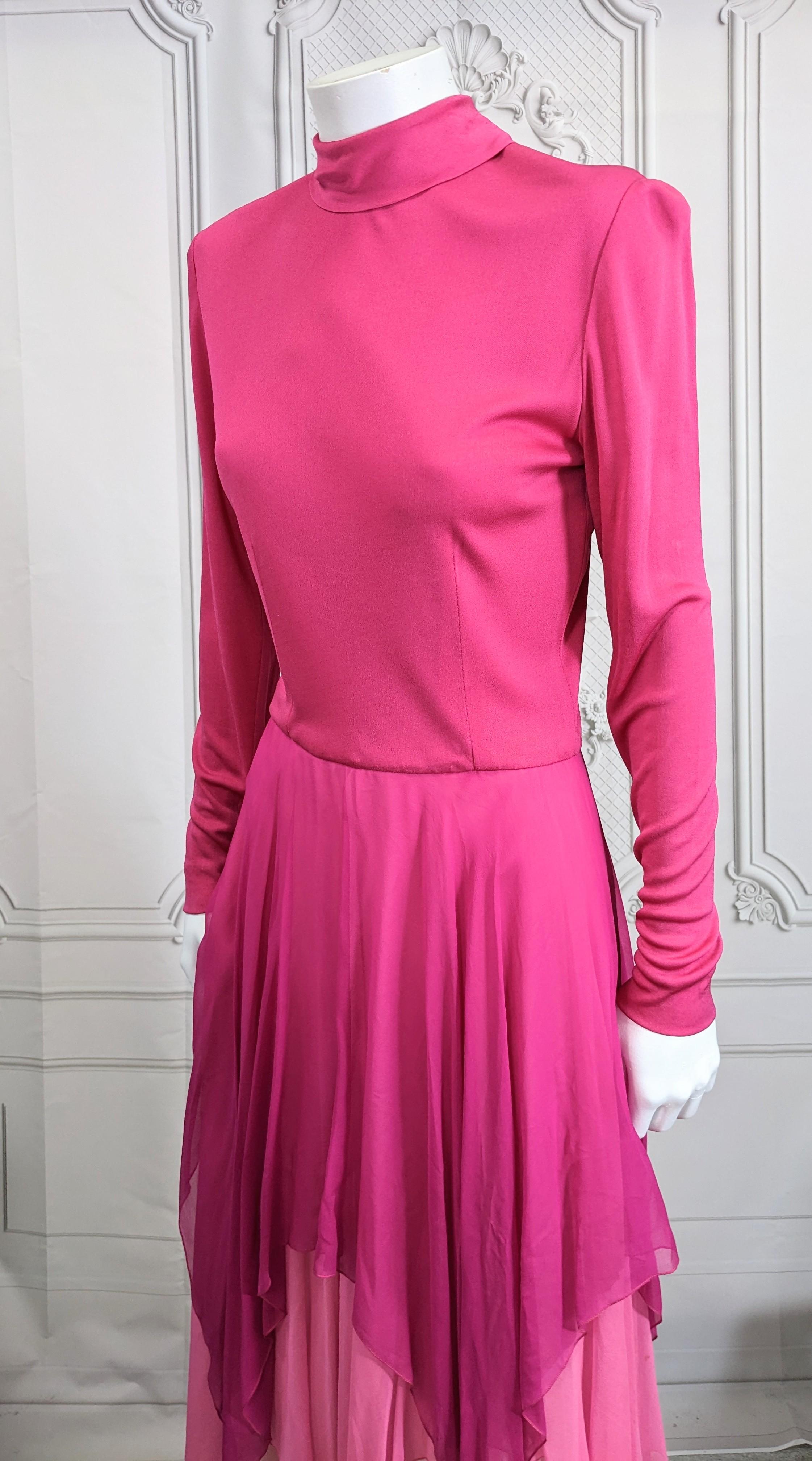 Ombre Kleid aus mattem Jersey und Chiffon mit Taschentuch, Charles Gelatt (Pink) im Angebot