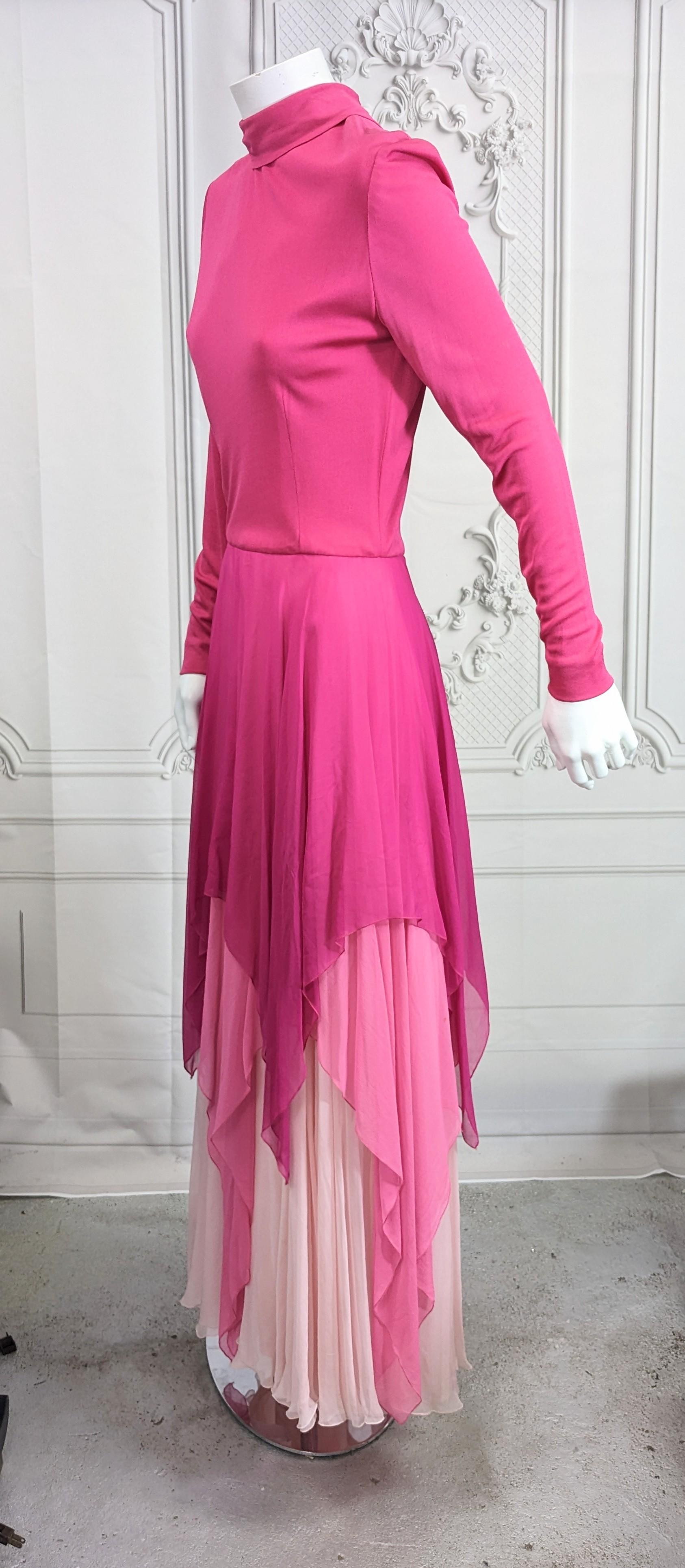 Ombre Kleid aus mattem Jersey und Chiffon mit Taschentuch, Charles Gelatt Damen im Angebot
