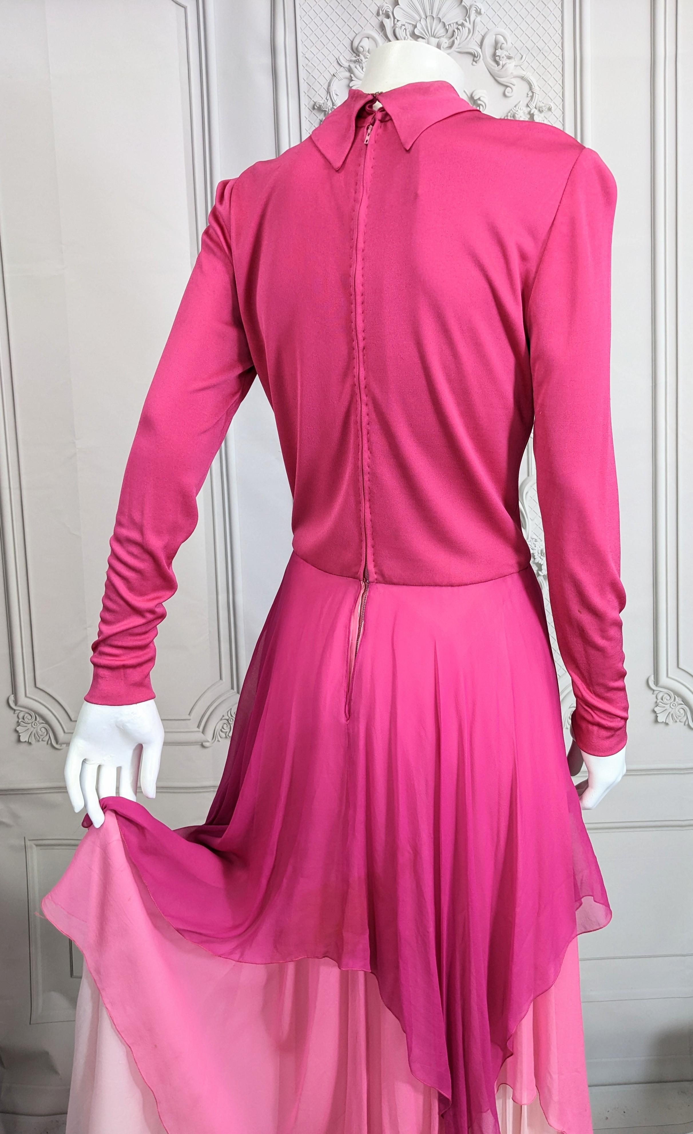 Ombre Kleid aus mattem Jersey und Chiffon mit Taschentuch, Charles Gelatt im Angebot 3