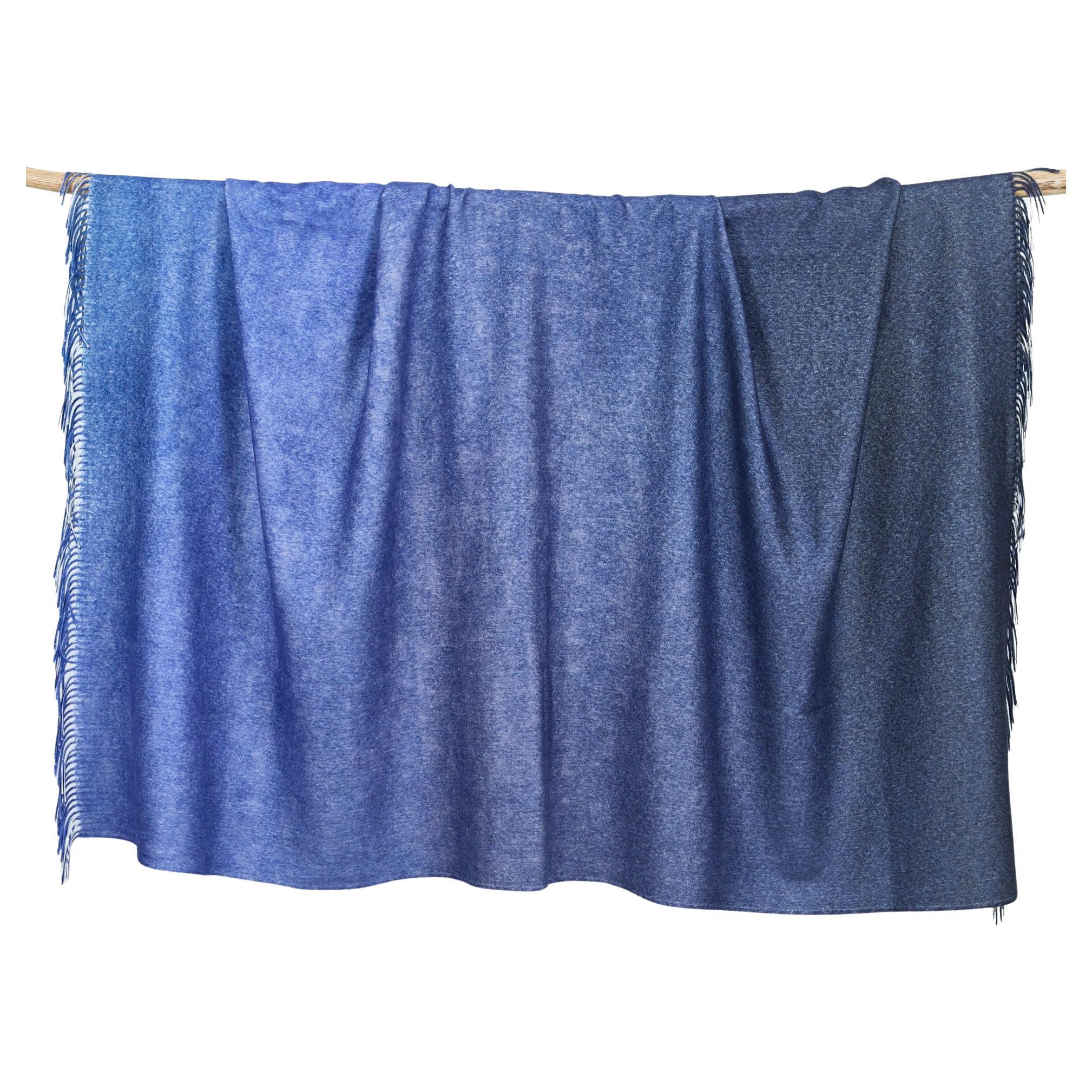 Couverture souple en laine mérinos dégradée bleu foncé, en stock en vente