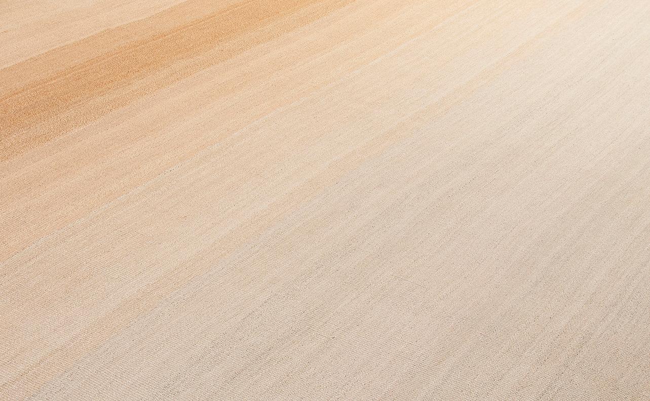 Dieser Flachgewebe-Teppich von Pelas ist aus handgesponnener Wolle (oder Wolle und Baumwolle) und natürlichen Farbstoffen hergestellt.  Er ist von den antiken Kelims inspiriert, die in der kurdischen Region im Iran beheimatet sind.  NASIRI setzt die