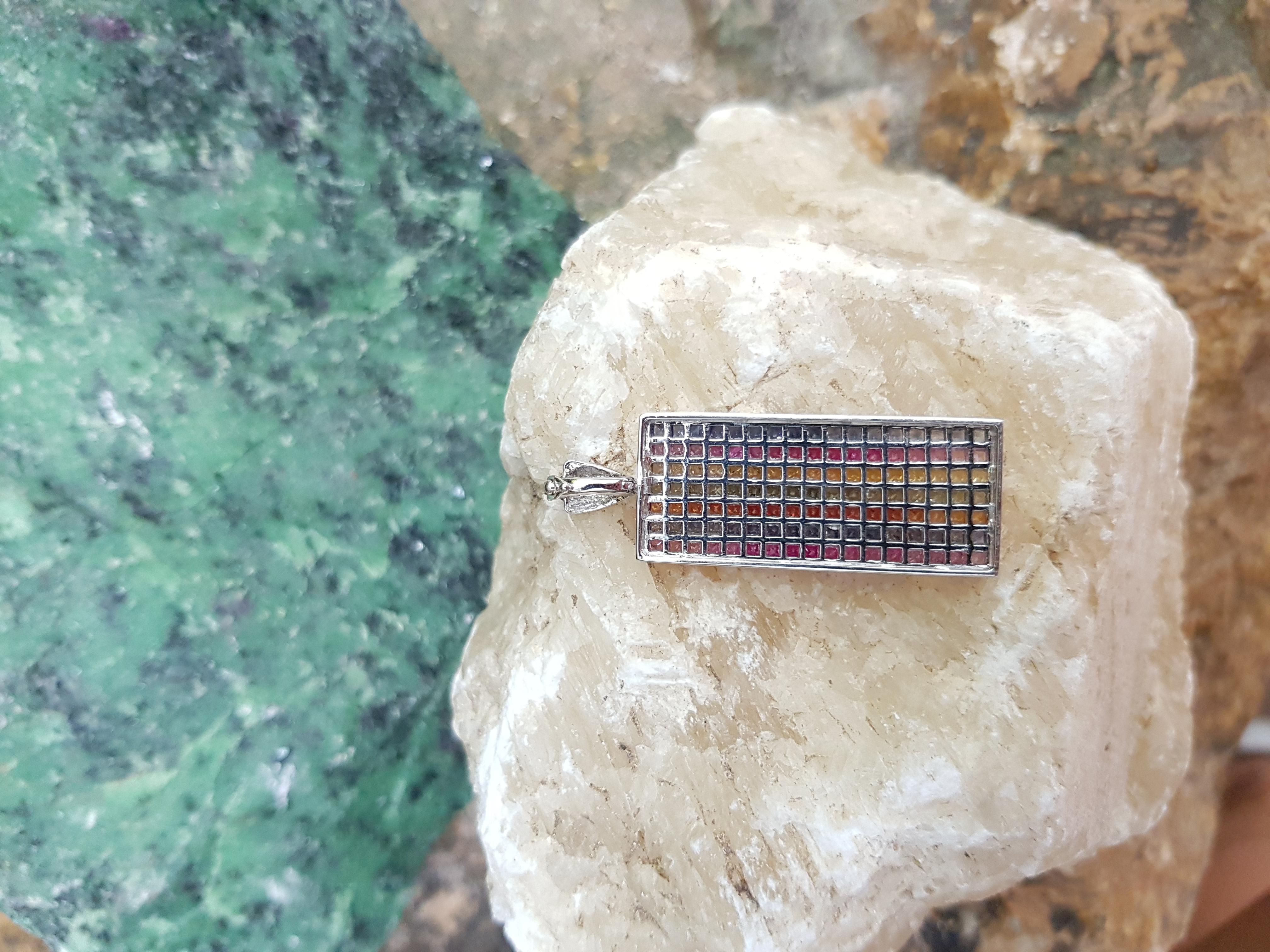 Ombre Rainbow Color Sapphire Pendant Set in 18 Karat White Gold Settings In New Condition For Sale In Bangkok, TH