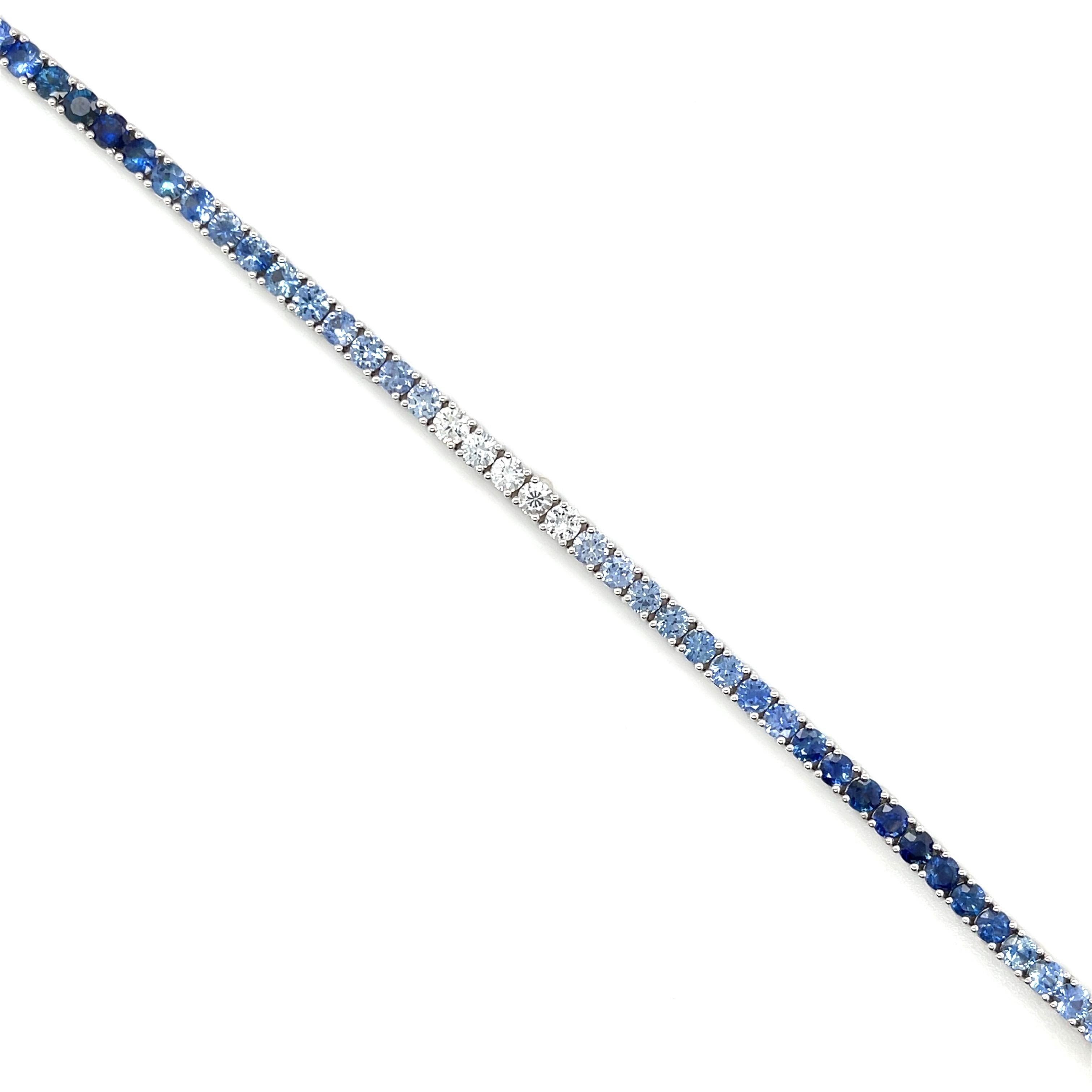 Luxe et sophistication sont réunis dans cette version saphir ombré d'un magnifique classique intemporel. Plus de 7 carats de saphirs étincelants sertis dans de l'or blanc 18 carats s'écoulent dans un arrangement sans faille de ciel cristallin et de
