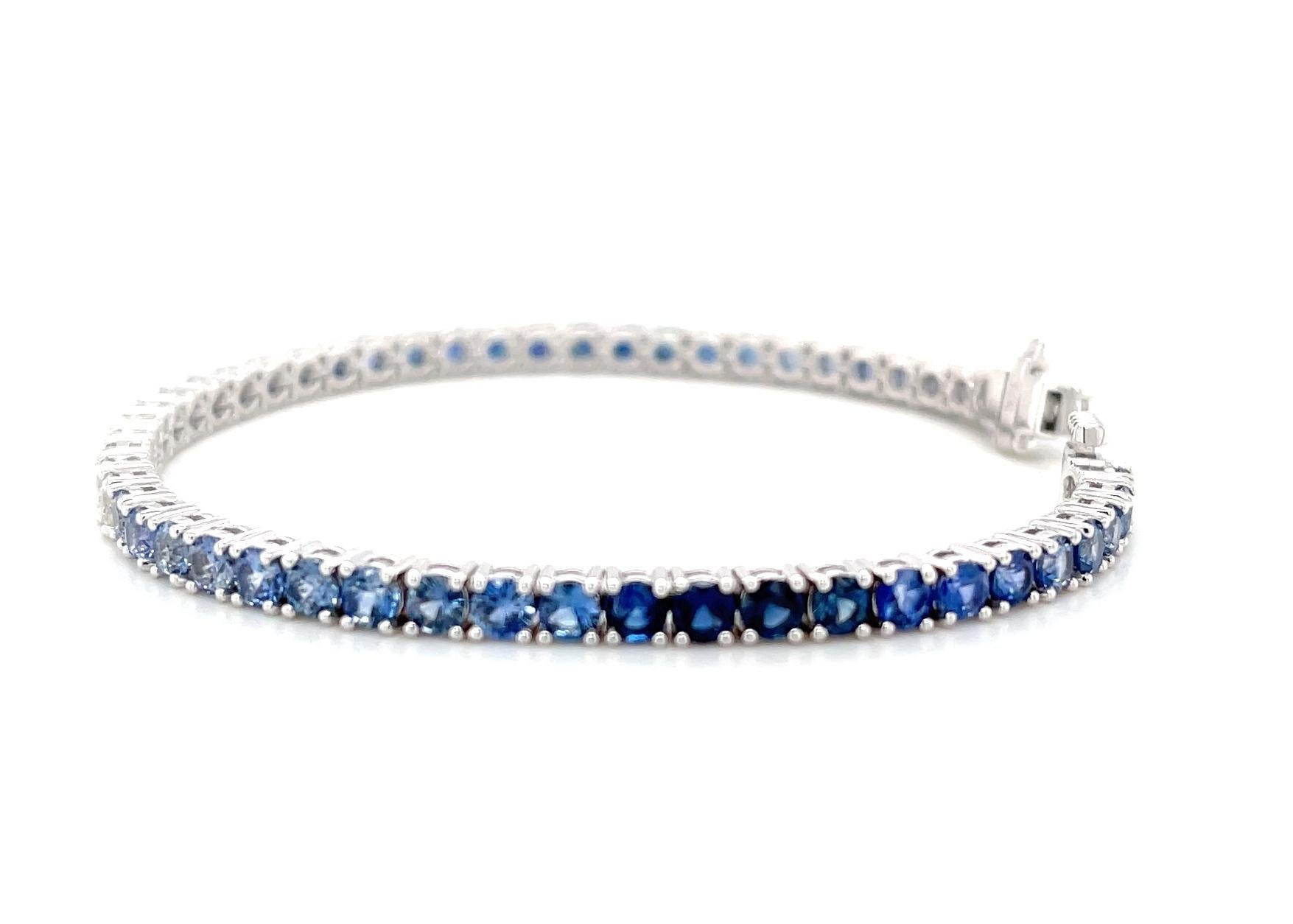 Artisan Bracelet tennis en or blanc 18 carats avec saphirs dégradés, 7,20 carats au total en vente