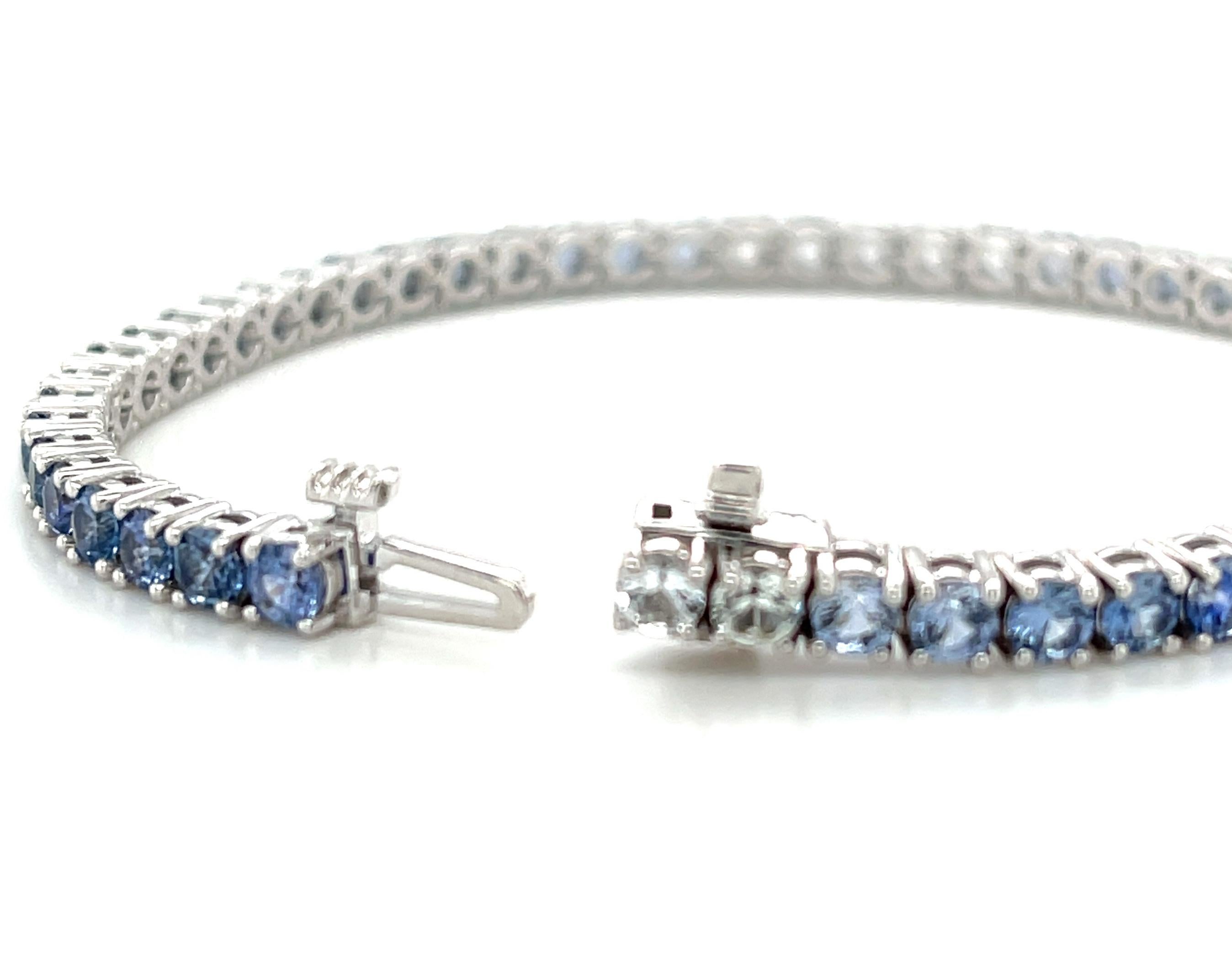 Taille ronde Bracelet tennis en or blanc 18 carats avec saphirs dégradés, 7,20 carats au total en vente