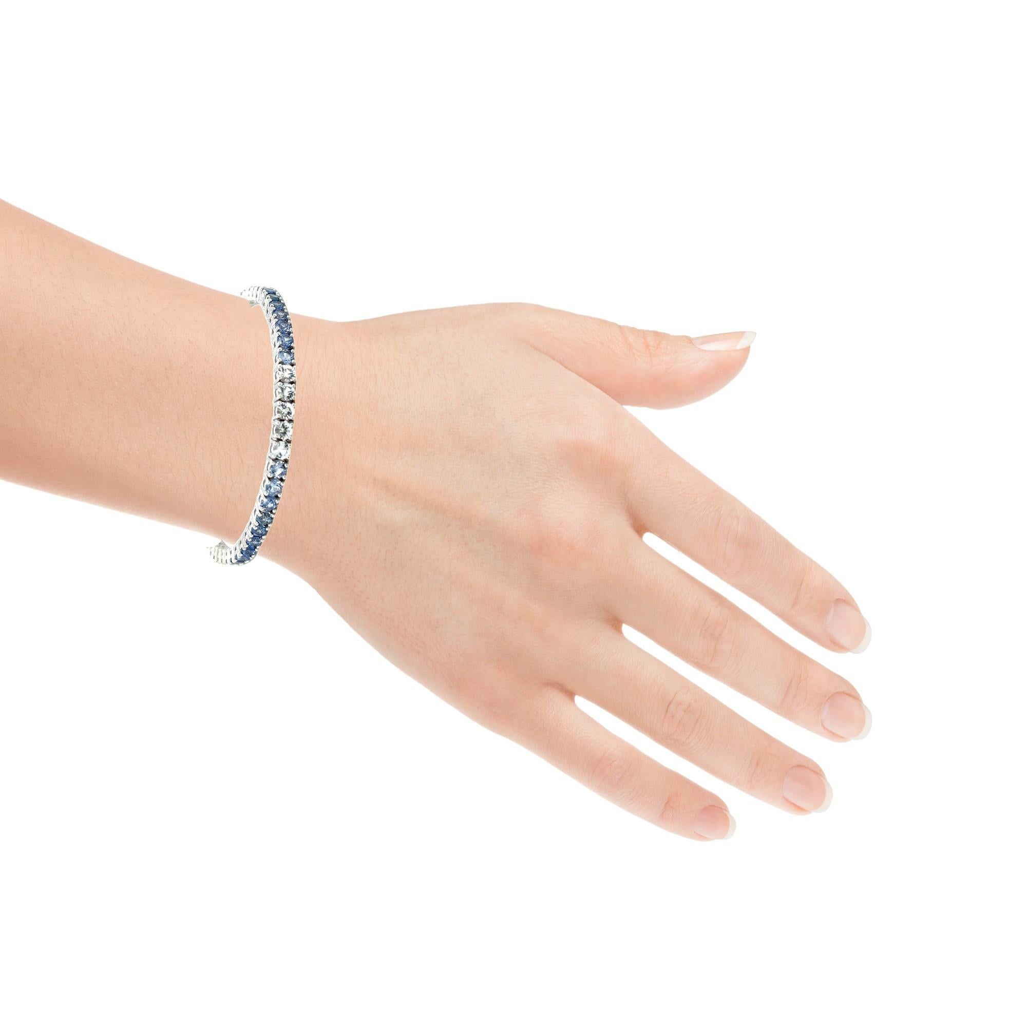 Bracelet tennis en or blanc 18 carats avec saphirs dégradés, 7,20 carats au total Pour femmes en vente