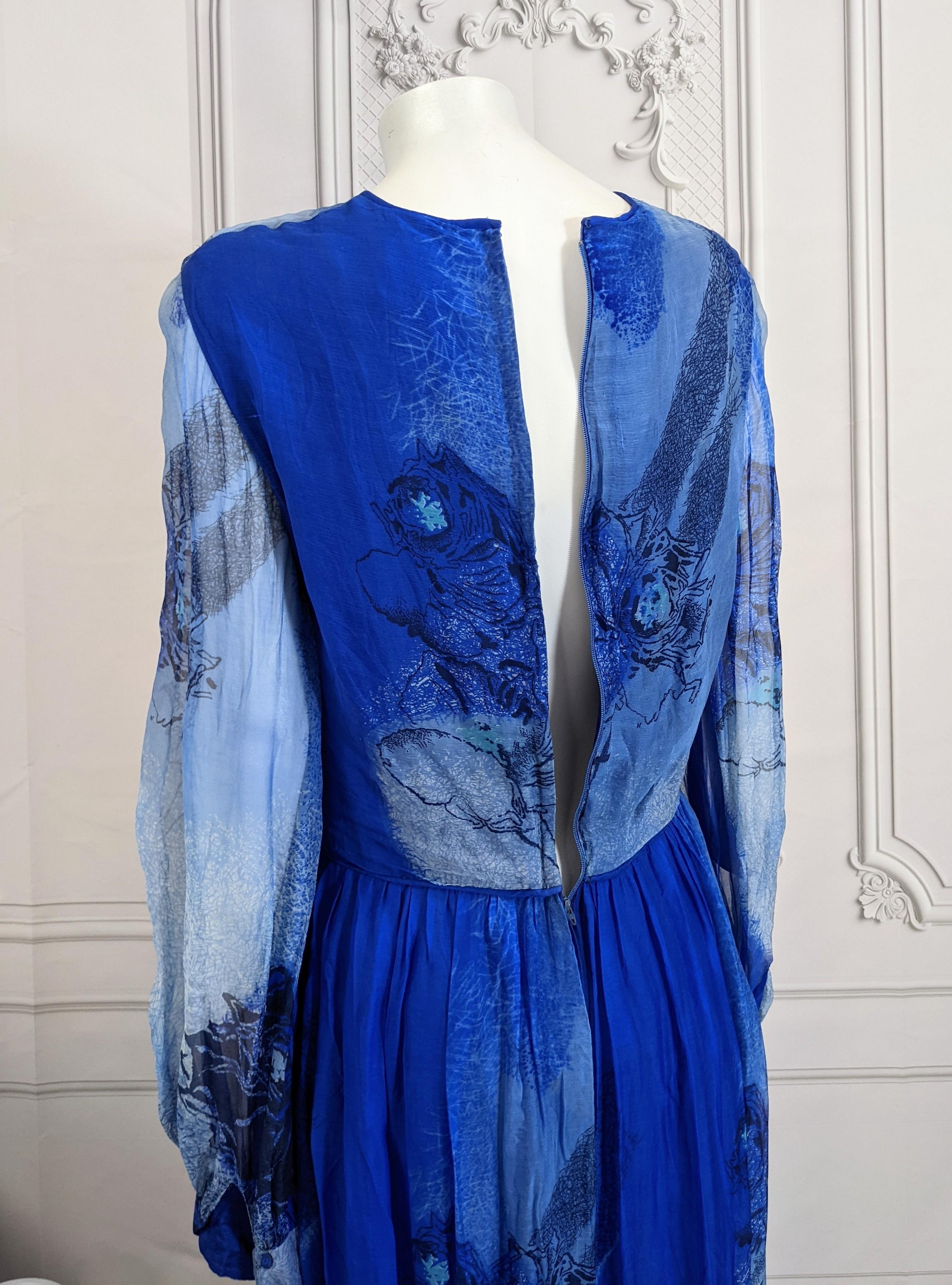 Ombrefarbenes Kleid aus Seidenchiffon mit Rosendruck, Isabell Gerhart im Angebot 5