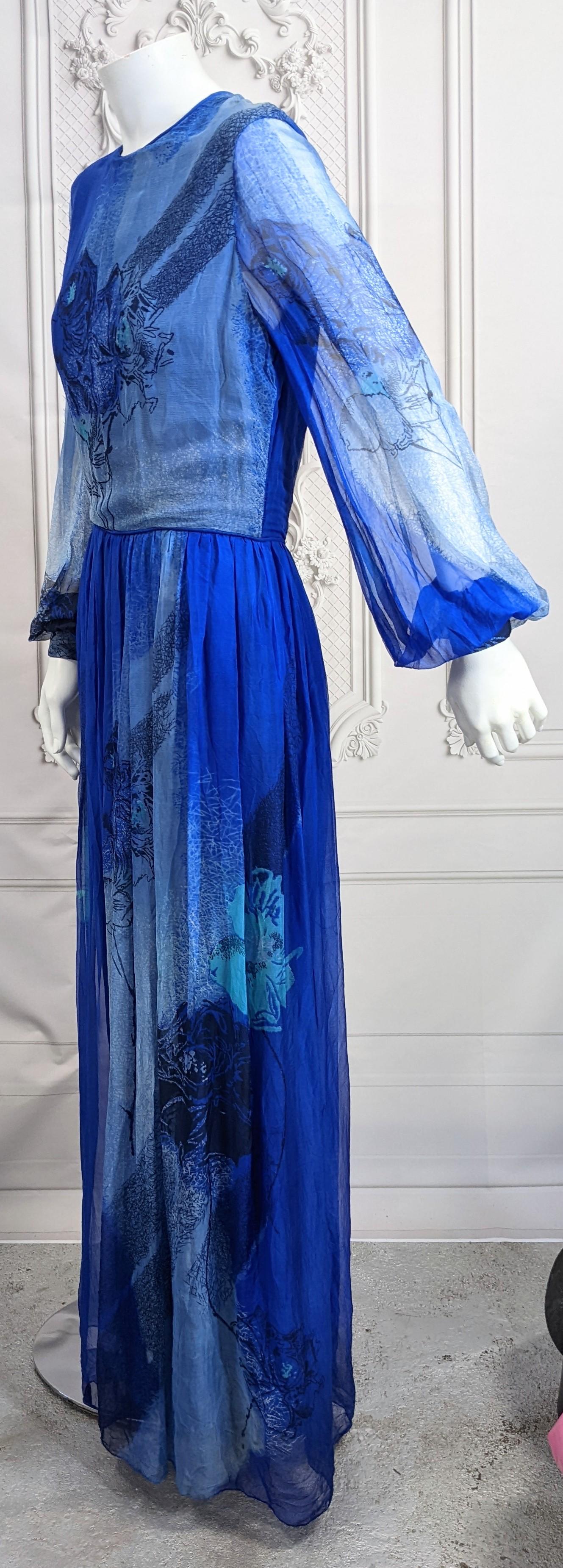 Ombrefarbenes Kleid aus Seidenchiffon mit Rosendruck, Isabell Gerhart (Blau) im Angebot