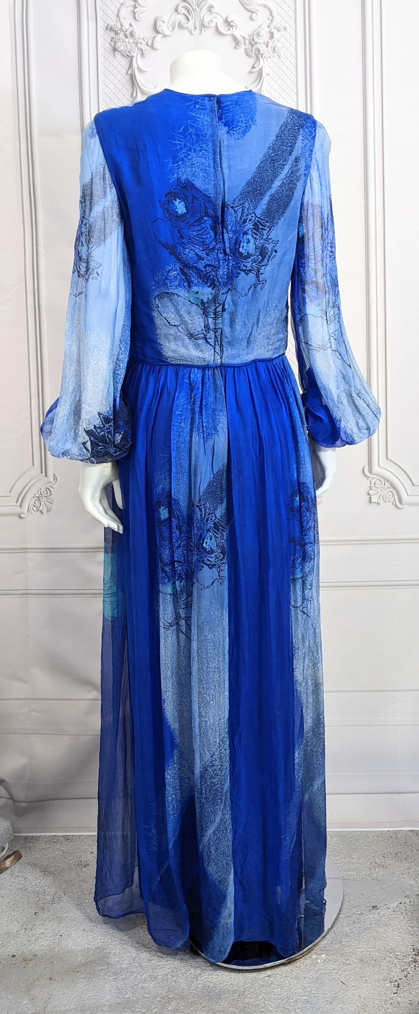 Ombrefarbenes Kleid aus Seidenchiffon mit Rosendruck, Isabell Gerhart im Angebot 3