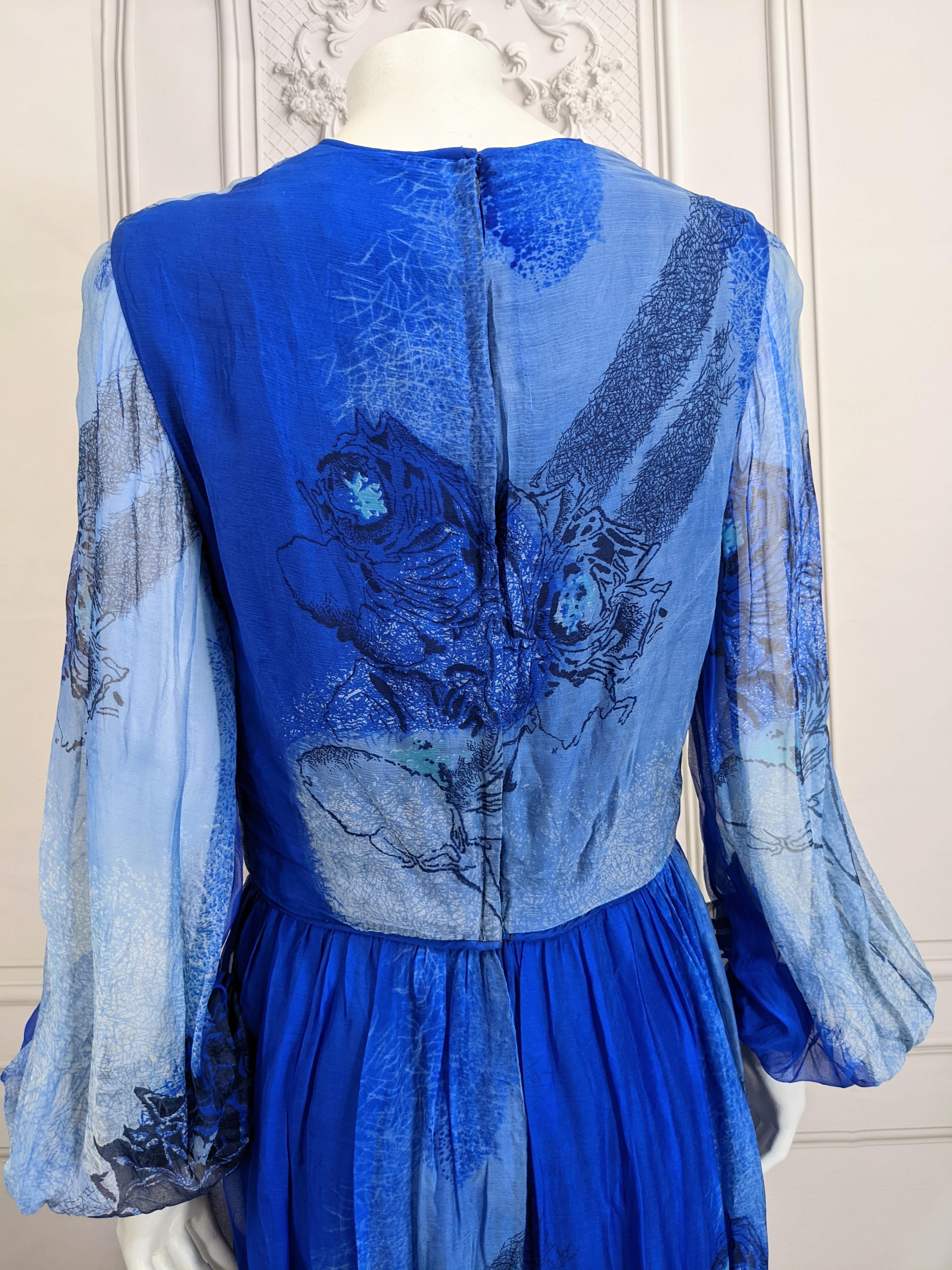 Ombrefarbenes Kleid aus Seidenchiffon mit Rosendruck, Isabell Gerhart im Angebot 4