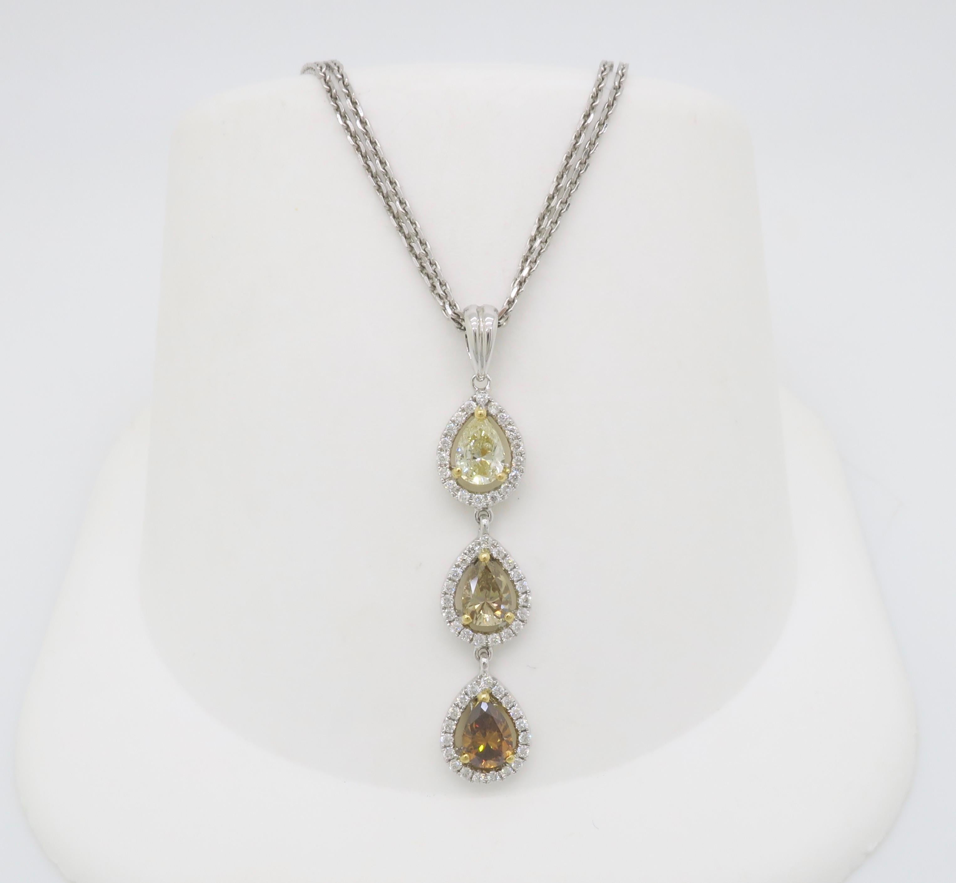 Splendida collana di diamanti naturali multicolore in oro bianco 18 carati con doppia catena in oro bianco 14 carati. 
 
Pietra preziosa: Diamante estratto dalla terra
Peso totale dei diamanti: 1.25CTW
Taglio del diamante: Taglio Brillante Rotondo e