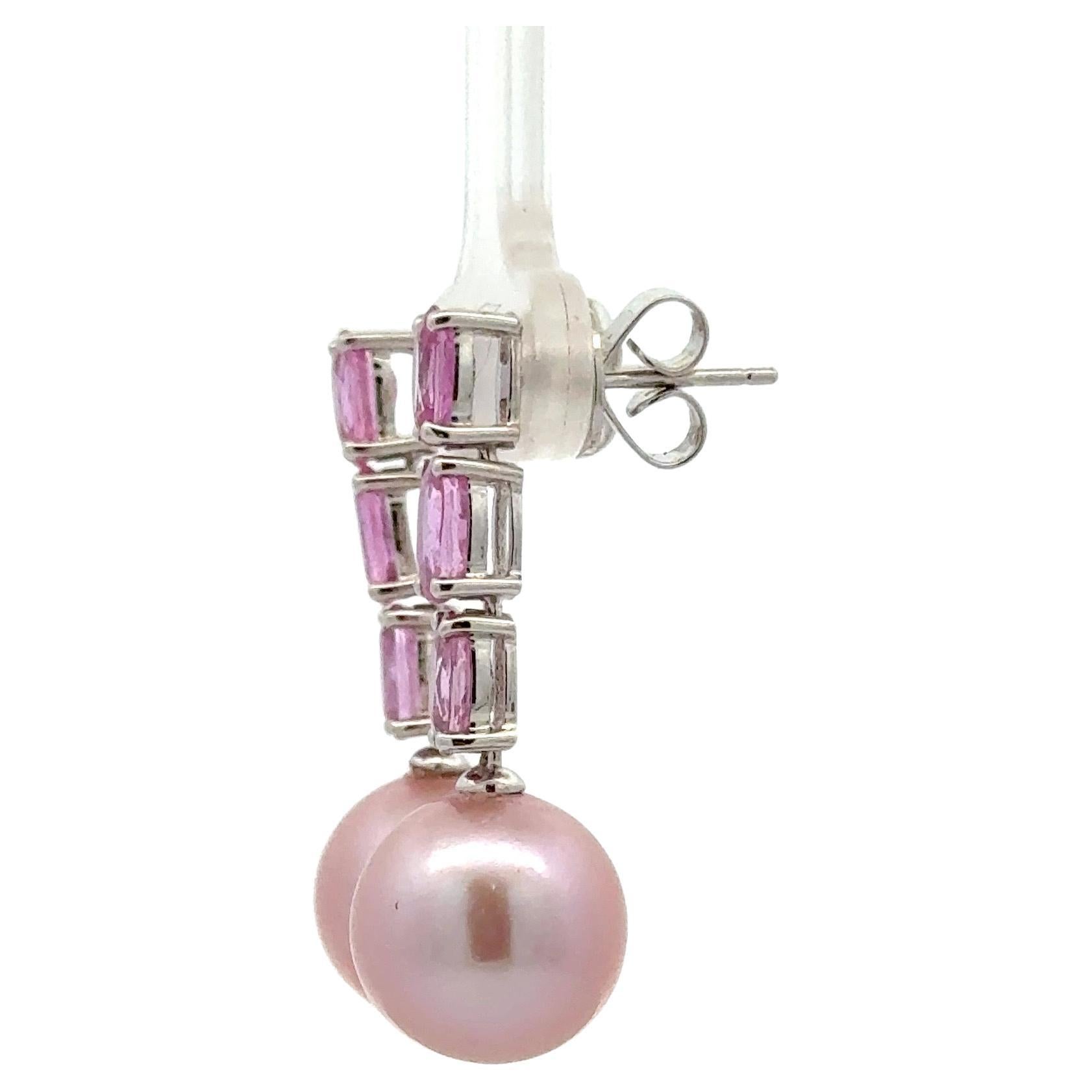 Boucles d'oreilles pendantes en or blanc 18 carats comprenant 6 saphirs roses dans un design ombré pesant 3.50 carats et deux perles d'eau douce roses mesurant 11-12 MM. 
Disponible en saphirs bleus.
Les perles peuvent être remplacées par des perles