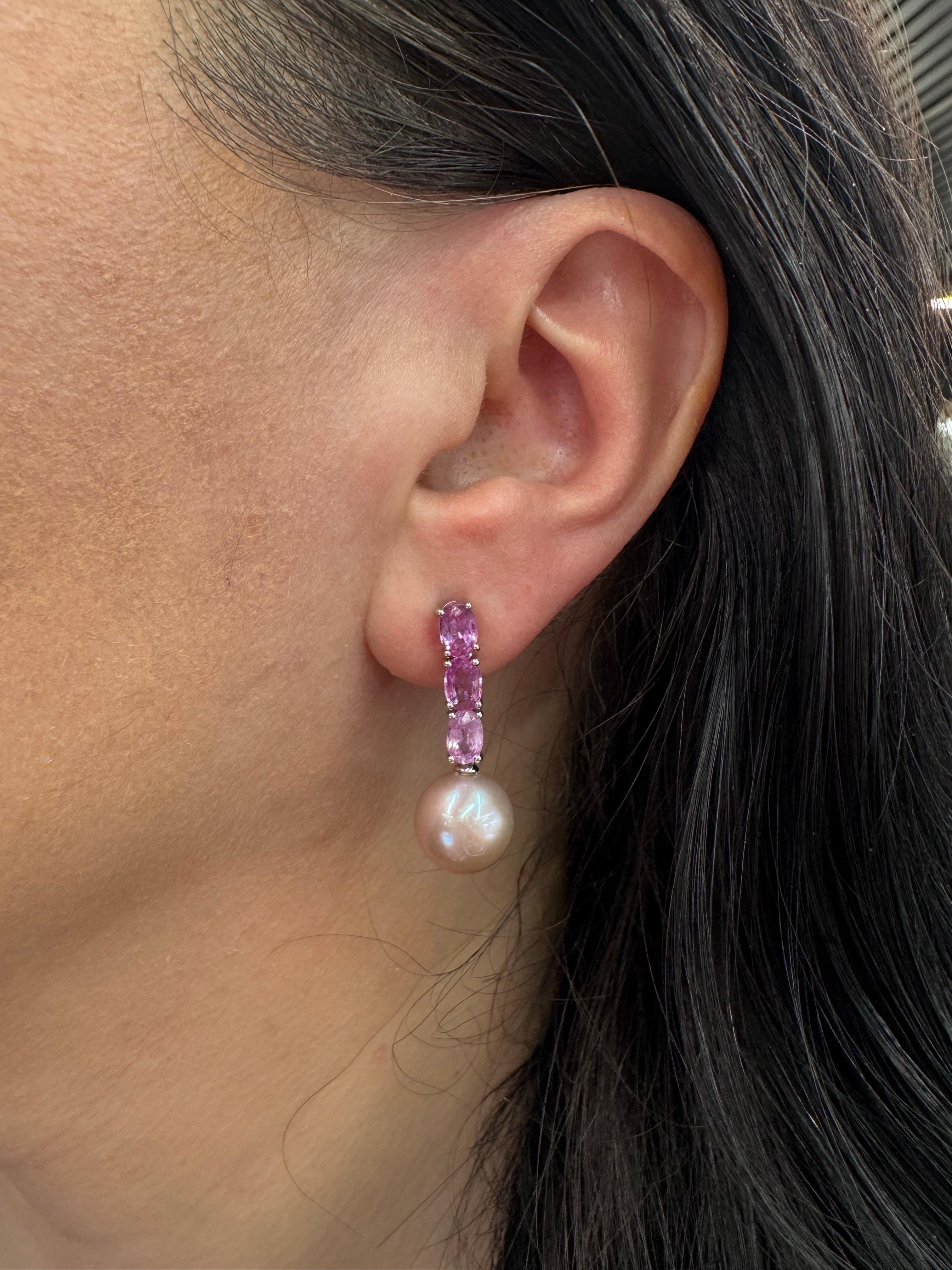 Taille ronde Boucles d'oreilles pendantes en or blanc 18 carats avec saphir rose dégradé et perle d'eau douce 3,50 carats en vente