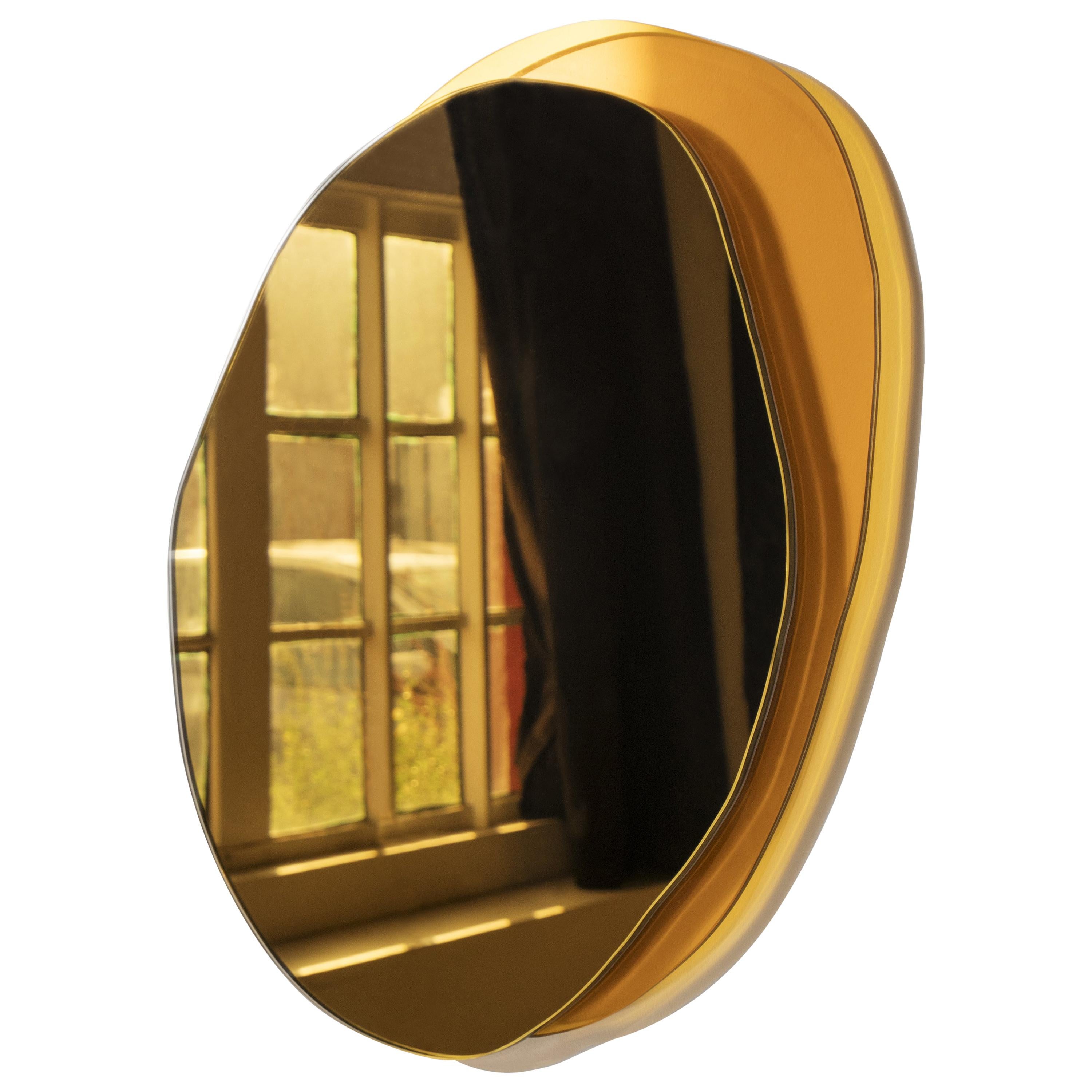 Ombrée kleiner handgeformter Spiegel, Laurene Guarneri
Limitierte Ausgabe.
Handgefertigt.
Goldener Spiegel und gelbes Glas.
Größen: 40 x 2,5 cm

(Kann auf Bestellung auch in anderen Abmessungen hergestellt werden).
Haken zum Aufhängen